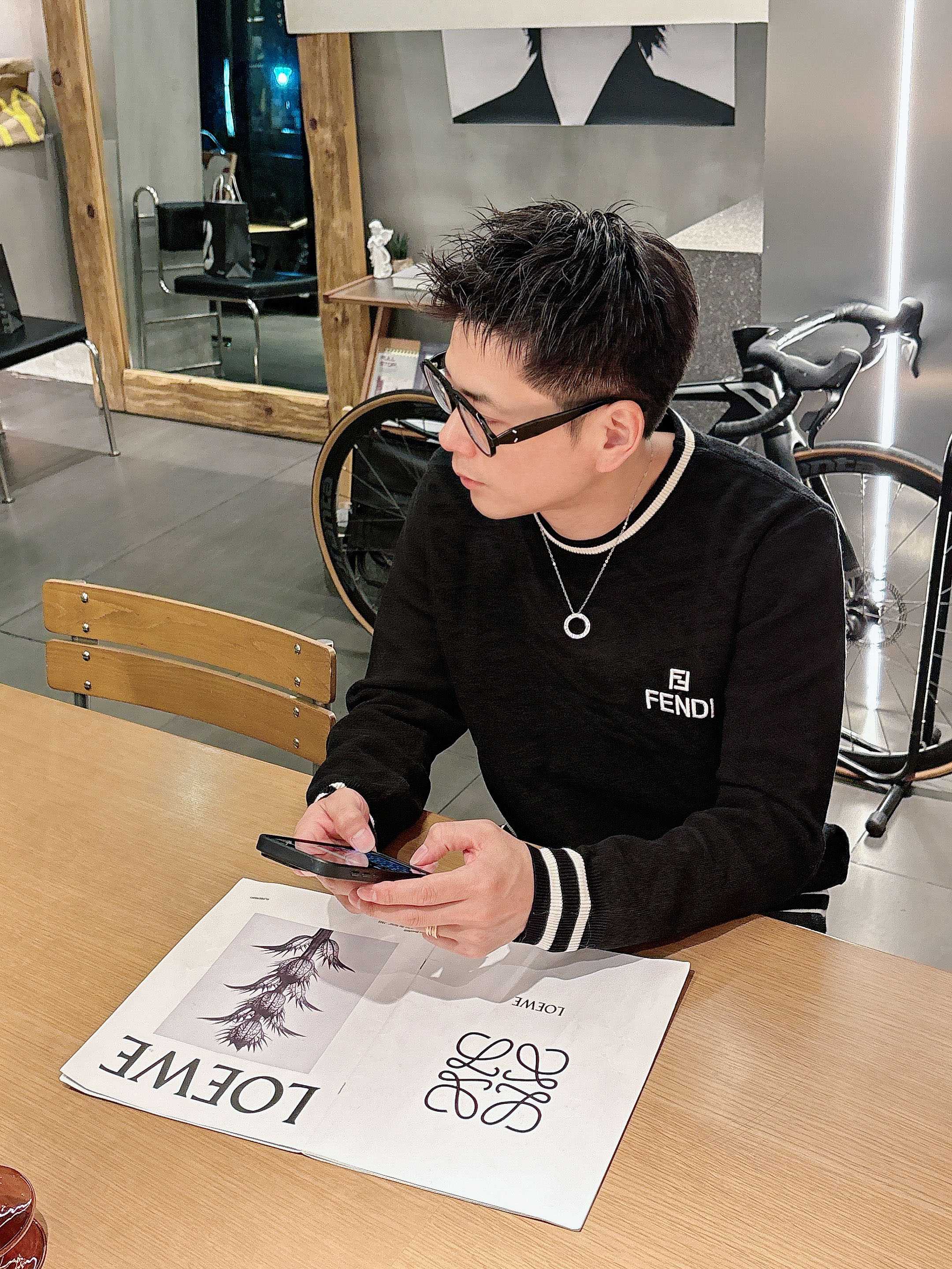芬迪Fendi 2025官网秋冬季最新款圆领毛衣，专柜同步在售爆款！特供羊毛混纺面料.手感舒适.可直接接