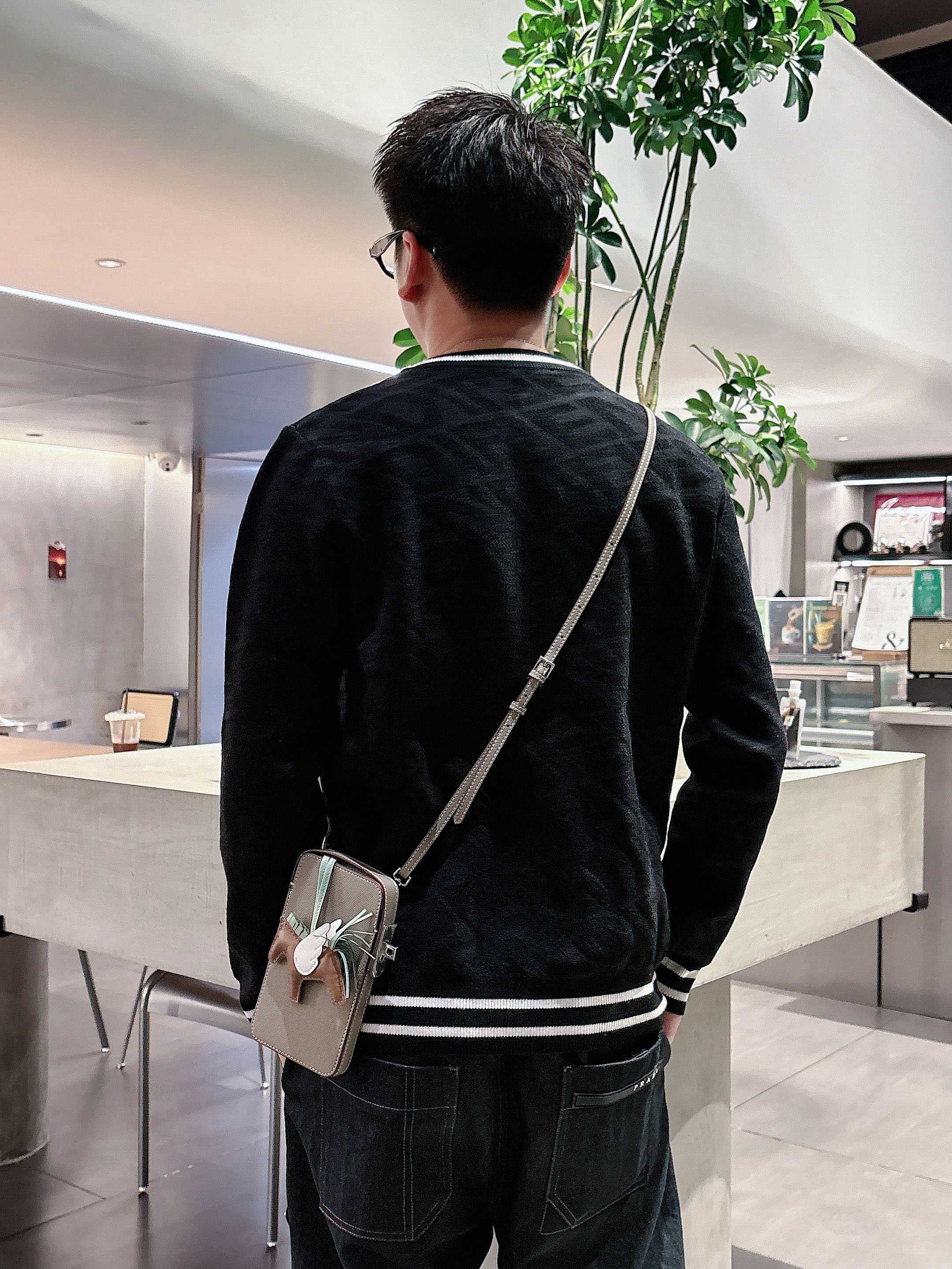 芬迪Fendi 2025官网秋冬季最新款圆领毛衣，专柜同步在售爆款！特供羊毛混纺面料.手感舒适.可直接接