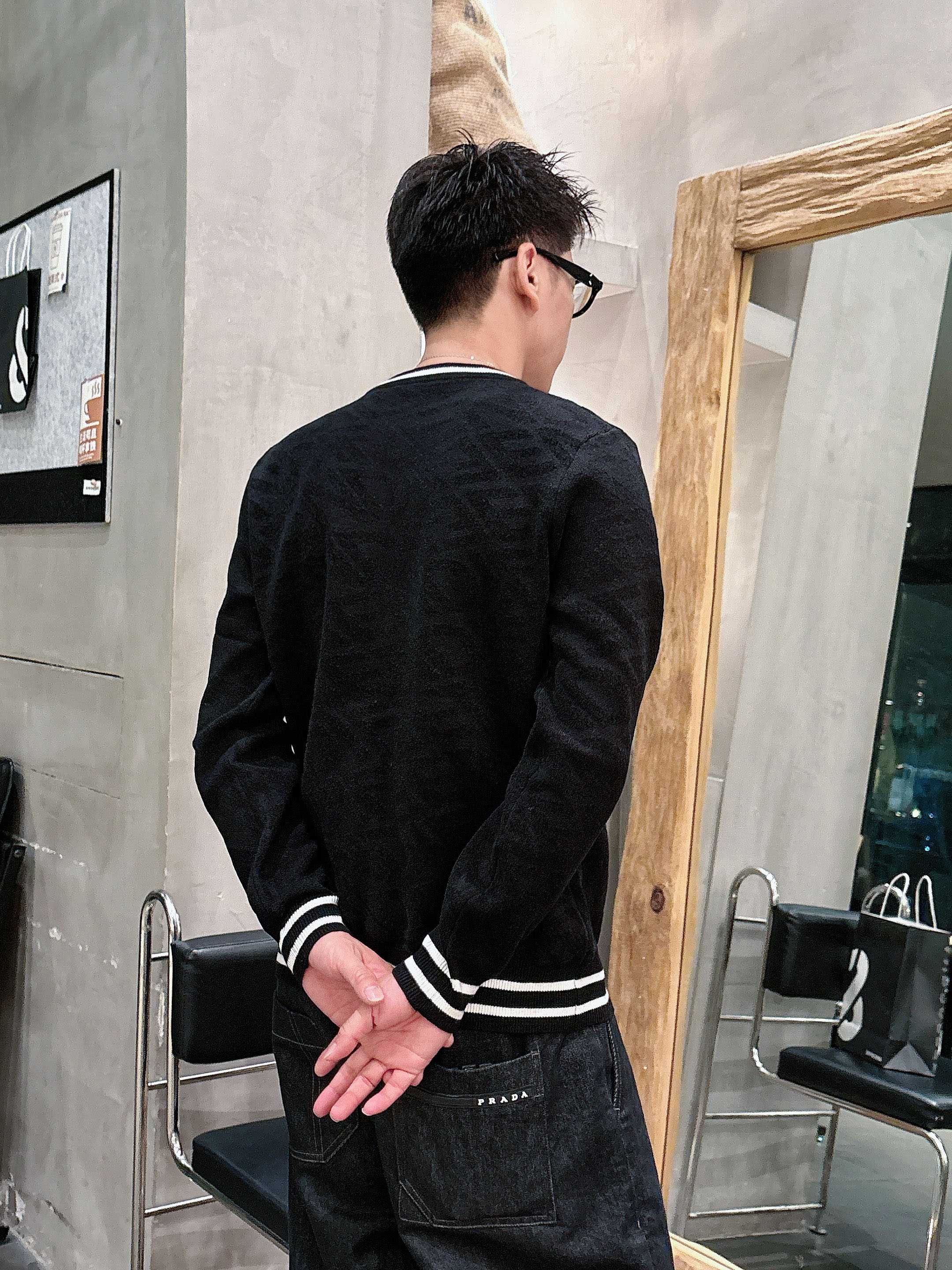 芬迪Fendi 2025官网秋冬季最新款圆领毛衣，专柜同步在售爆款！特供羊毛混纺面料.手感舒适.可直接接