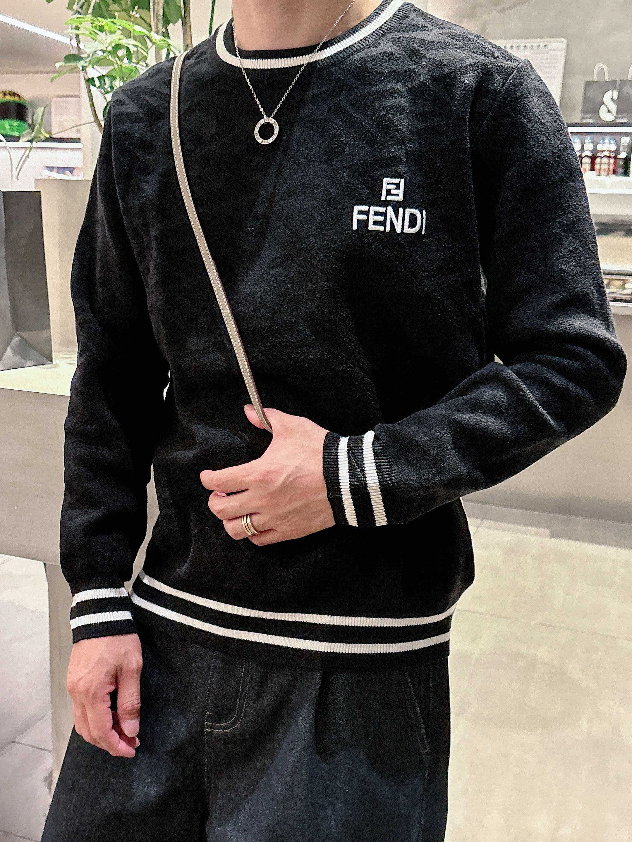 芬迪Fendi 2025官网秋冬季最新款圆领毛衣，专柜同步在售爆款！特供羊毛混纺面料.手感舒适.可直接接
