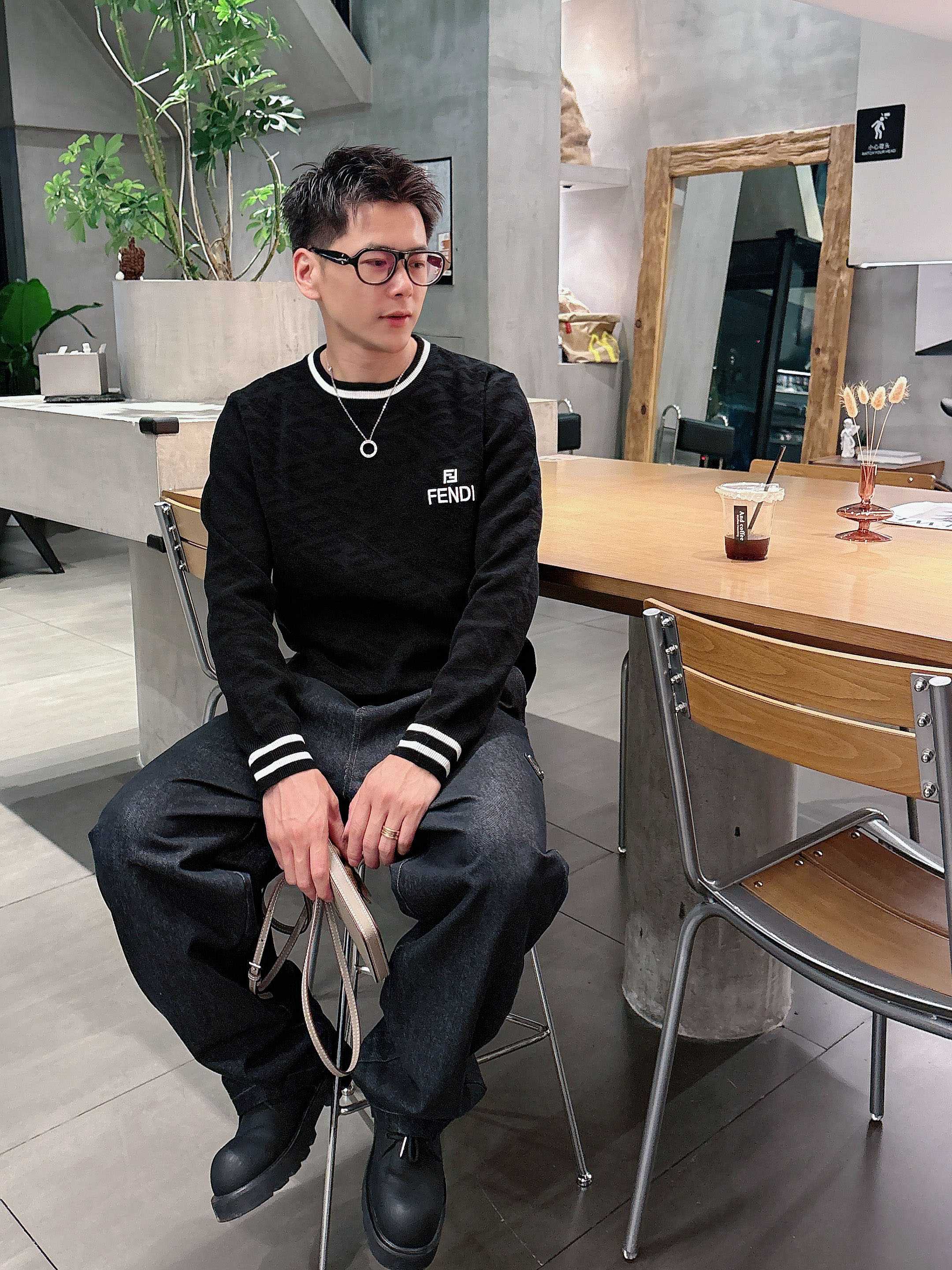 芬迪Fendi 2025官网秋冬季最新款圆领毛衣，专柜同步在售爆款！特供羊毛混纺面料.手感舒适.可直接接