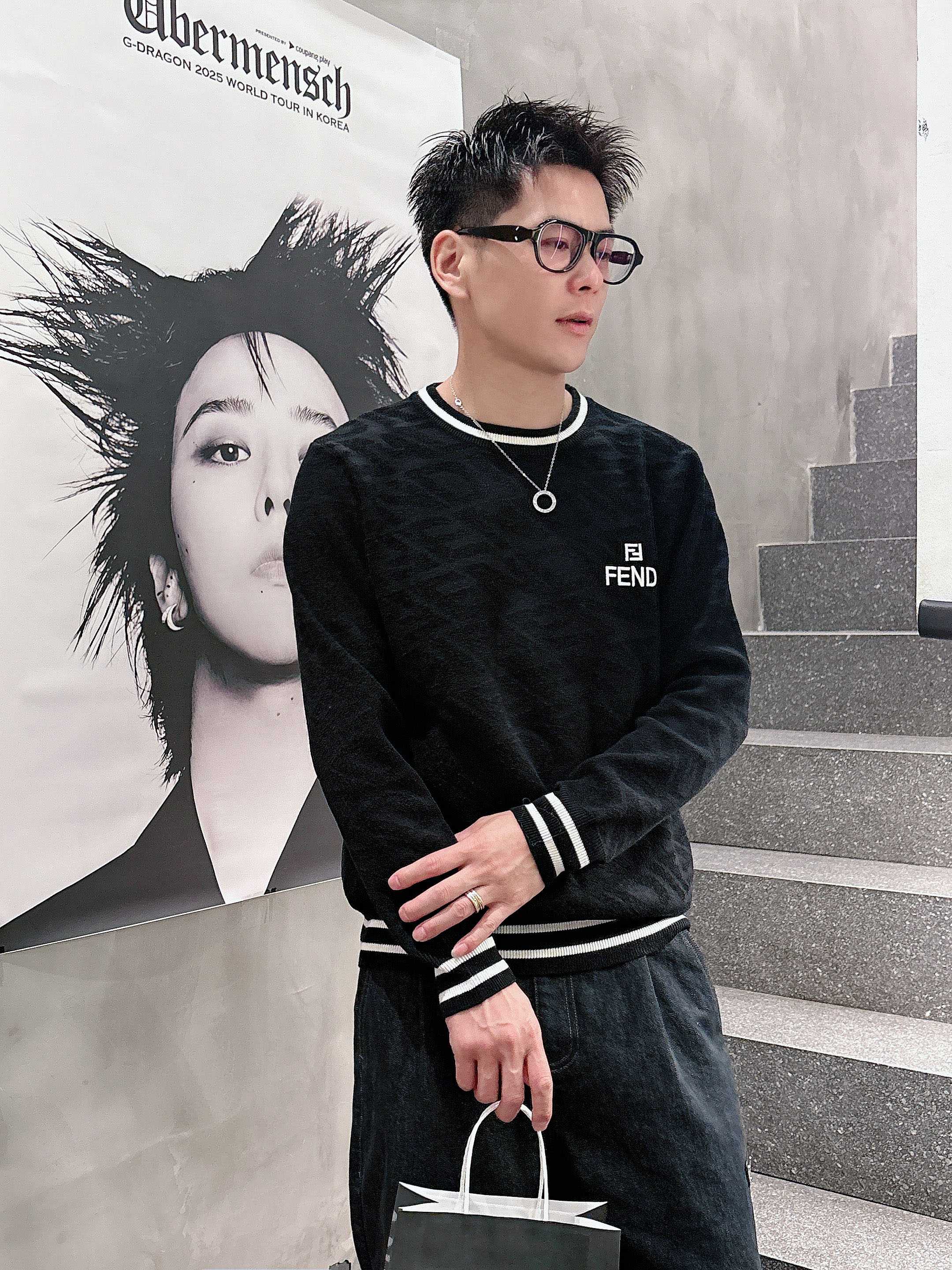 芬迪Fendi 2025官网秋冬季最新款圆领毛衣，专柜同步在售爆款！特供羊毛混纺面料.手感舒适.可直接接