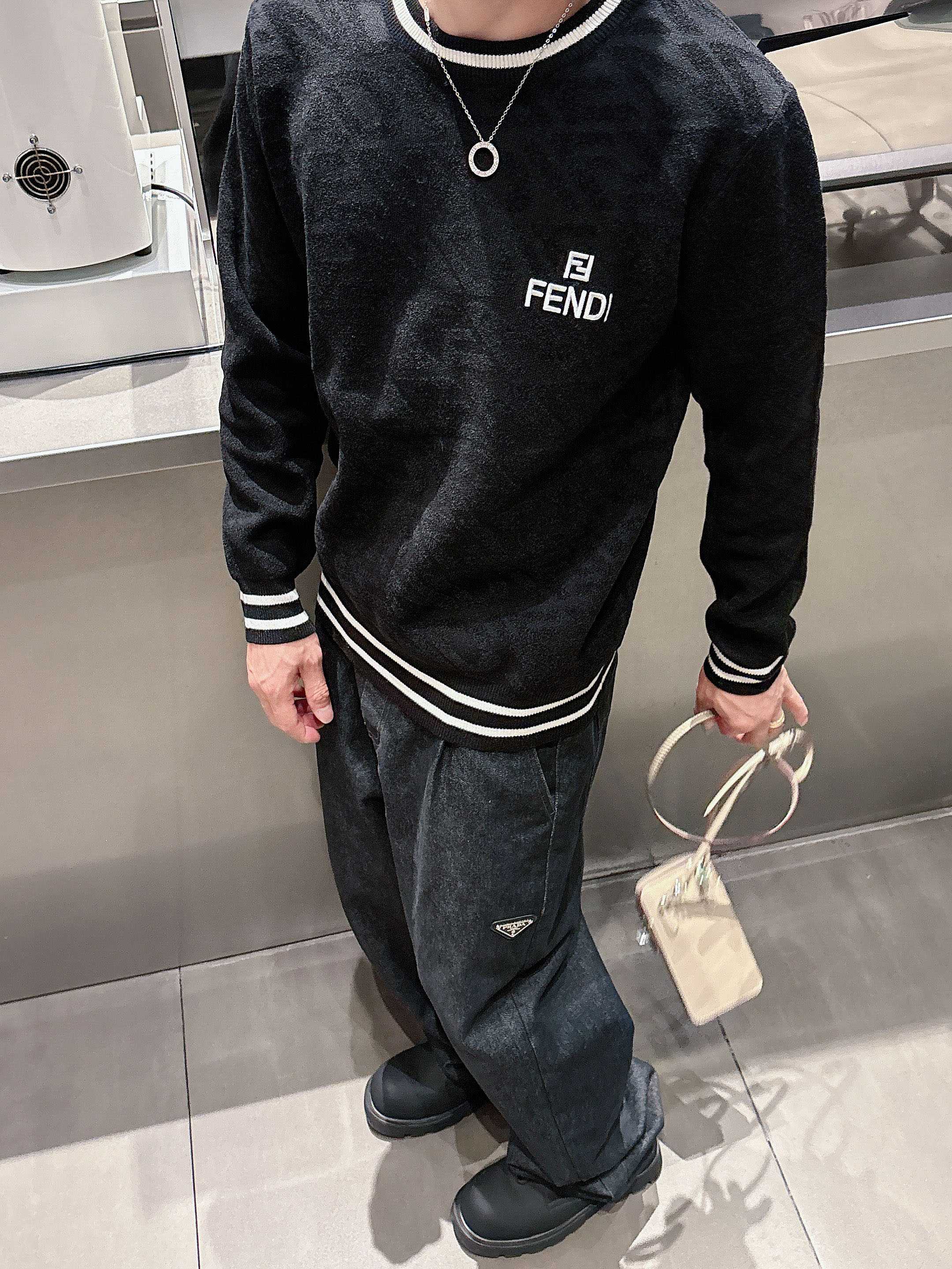 芬迪Fendi 2025官网秋冬季最新款圆领毛衣，专柜同步在售爆款！特供羊毛混纺面料.手感舒适.可直接接
