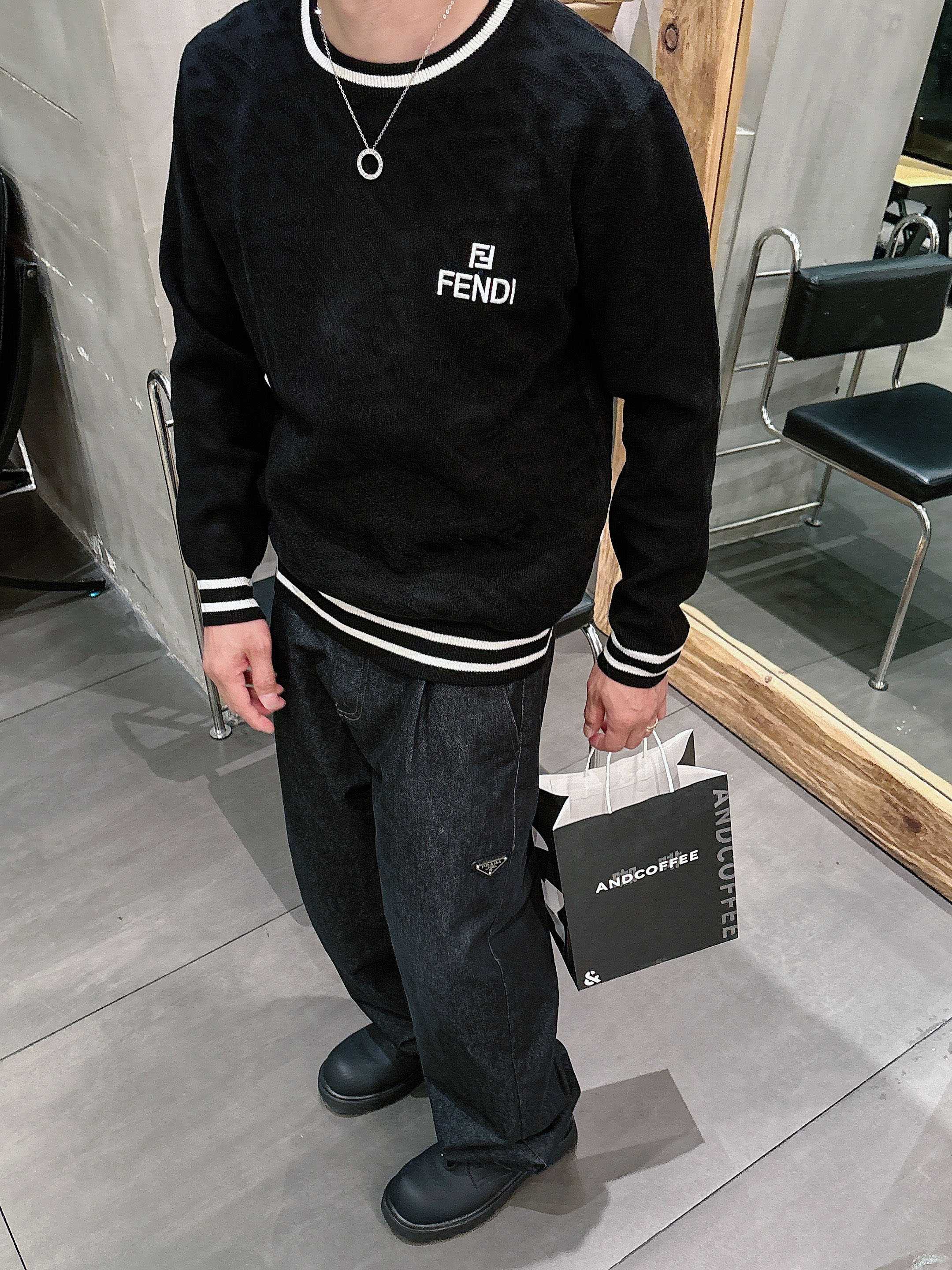 芬迪Fendi 2025官网秋冬季最新款圆领毛衣，专柜同步在售爆款！特供羊毛混纺面料.手感舒适.可直接接
