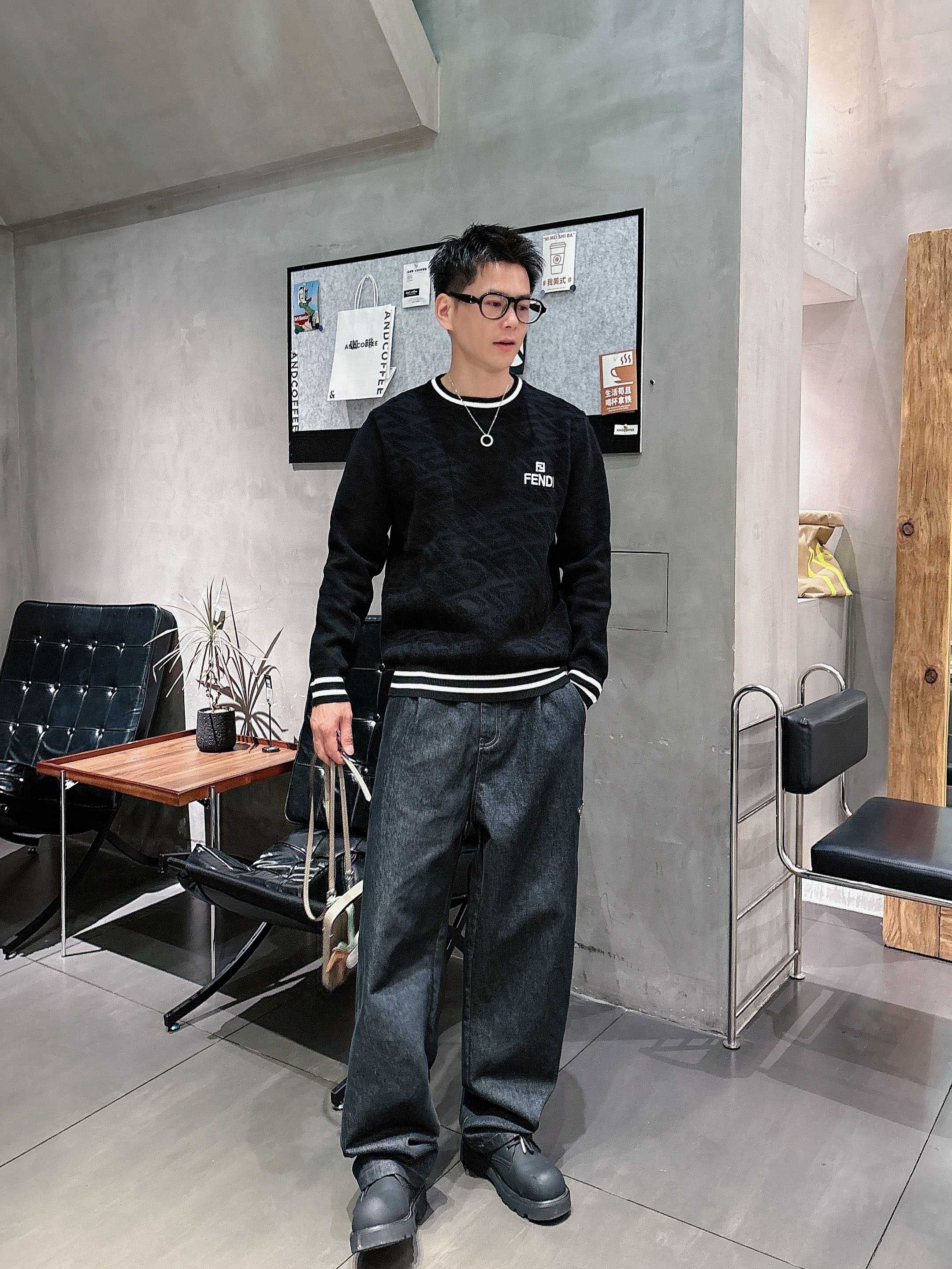 芬迪Fendi 2025官网秋冬季最新款圆领毛衣，专柜同步在售爆款！特供羊毛混纺面料.手感舒适.可直接接