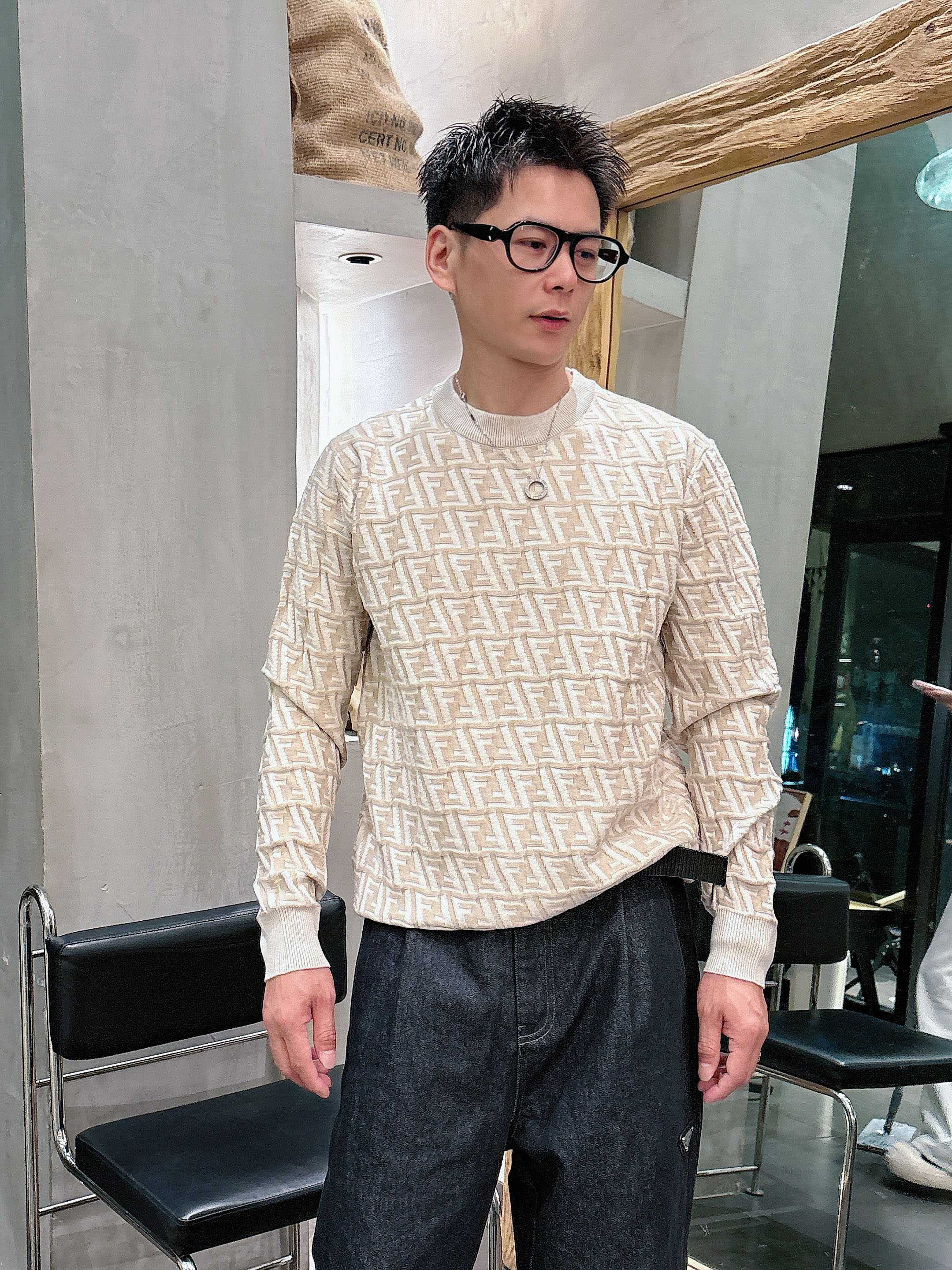 芬迪Fendi 2025官网秋冬季最新款圆领毛衣，专柜同步在售爆款！特供羊毛混纺面料.手感舒适.可直接接
