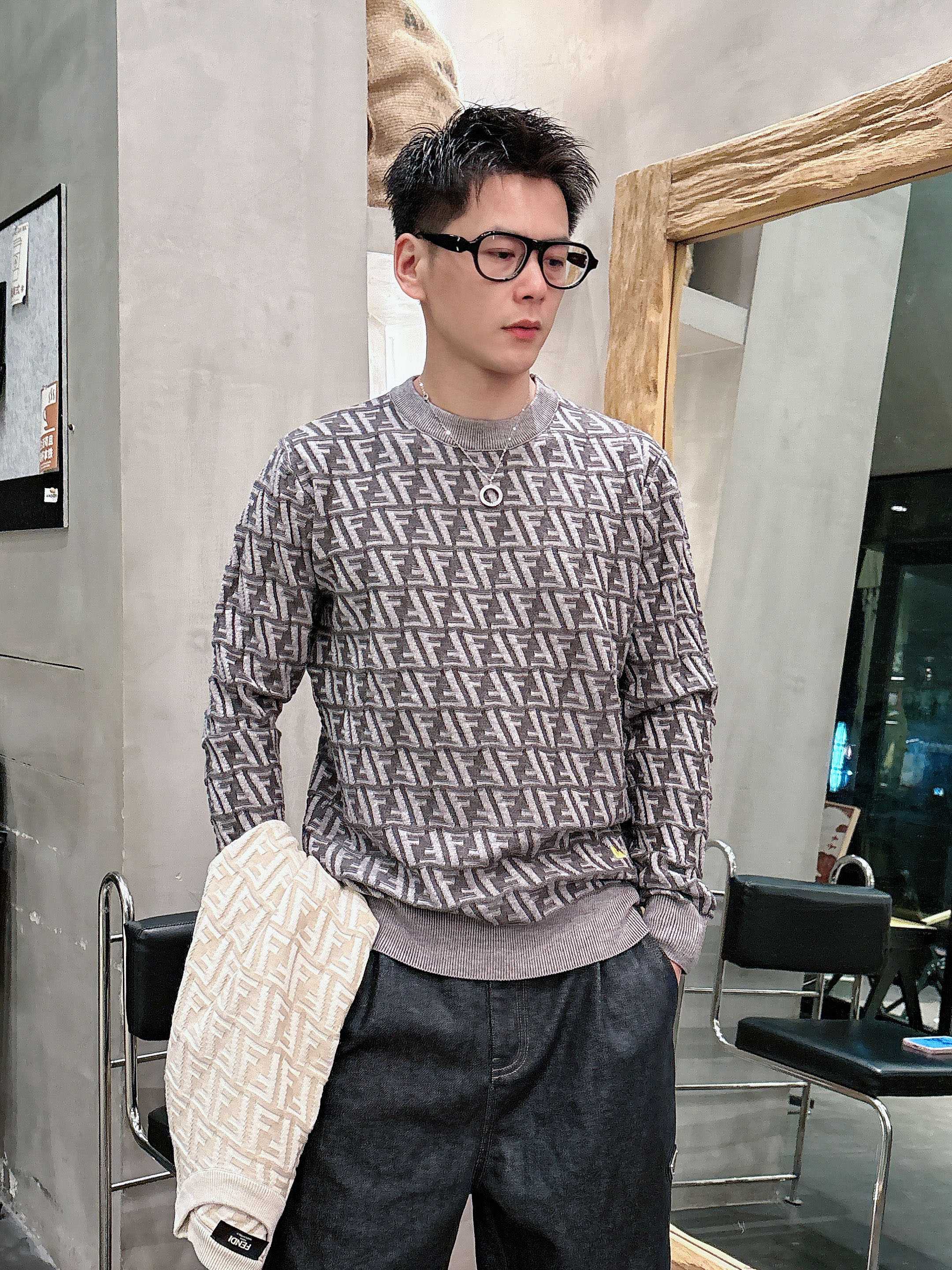 芬迪Fendi 2025官网秋冬季最新款圆领毛衣，专柜同步在售爆款！特供羊毛混纺面料.手感舒适.可直接接