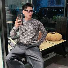 芬迪Fendi 2025官网秋冬季最新款圆领毛衣,专柜同步在售爆款!特供羊毛混纺面料.手感舒适.可直接接 芬迪Fendi 2025官网秋冬季最新款圆领毛衣,专柜同步在售爆款!特供羊毛混纺面料.手感舒适.可直接接