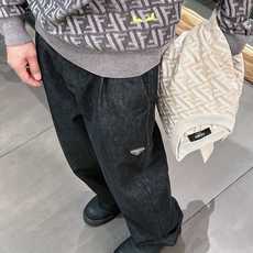 芬迪Fendi 2025官网秋冬季最新款圆领毛衣,专柜同步在售爆款!特供羊毛混纺面料.手感舒适.可直接接 芬迪Fendi 2025官网秋冬季最新款圆领毛衣,专柜同步在售爆款!特供羊毛混纺面料.手感舒适.可直接接