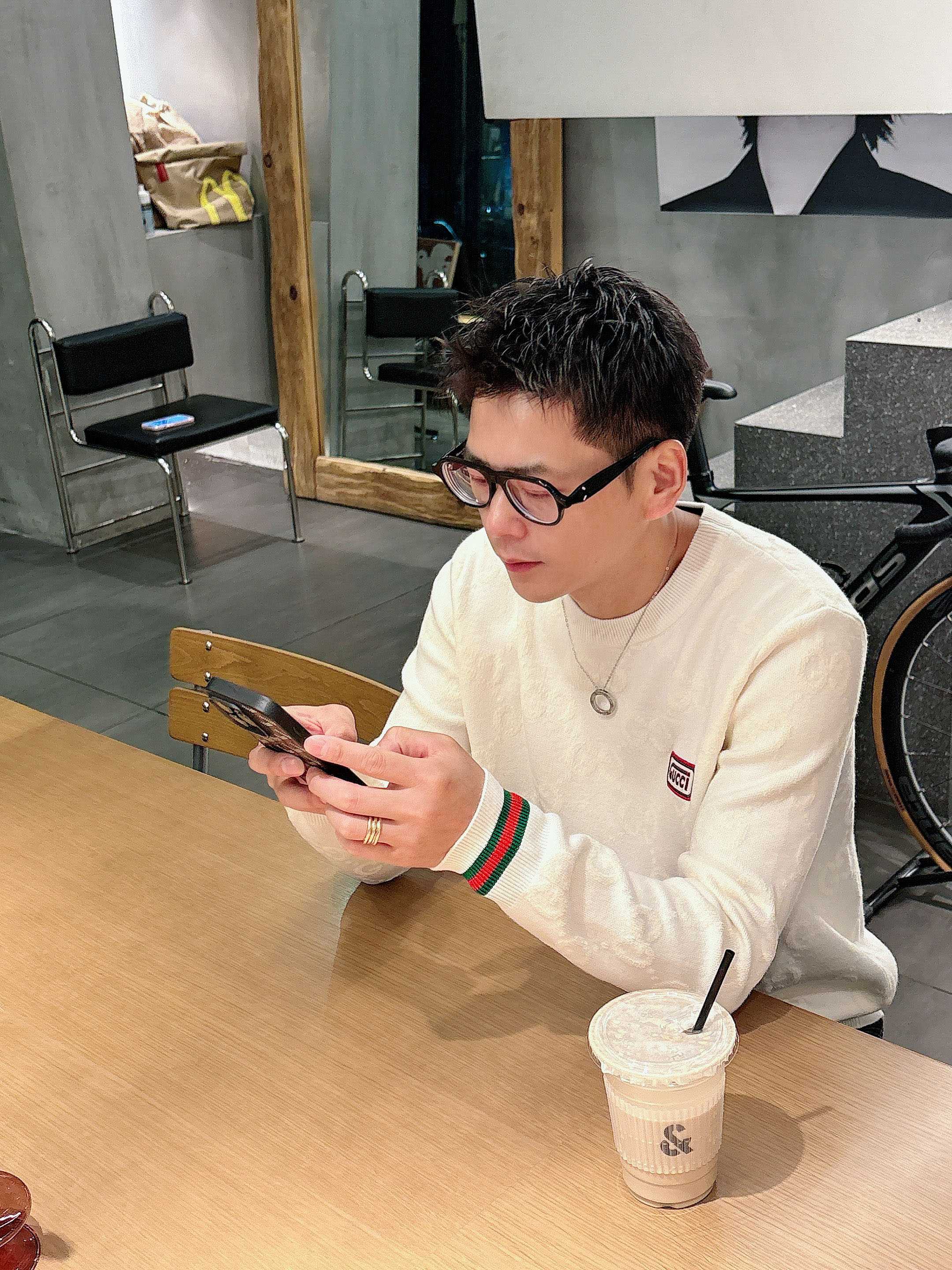 古驰Gucci 2025官网秋冬季最新款圆领毛衣，专柜同步在售爆款！特供羊毛混纺面料.手感舒适.可直接接