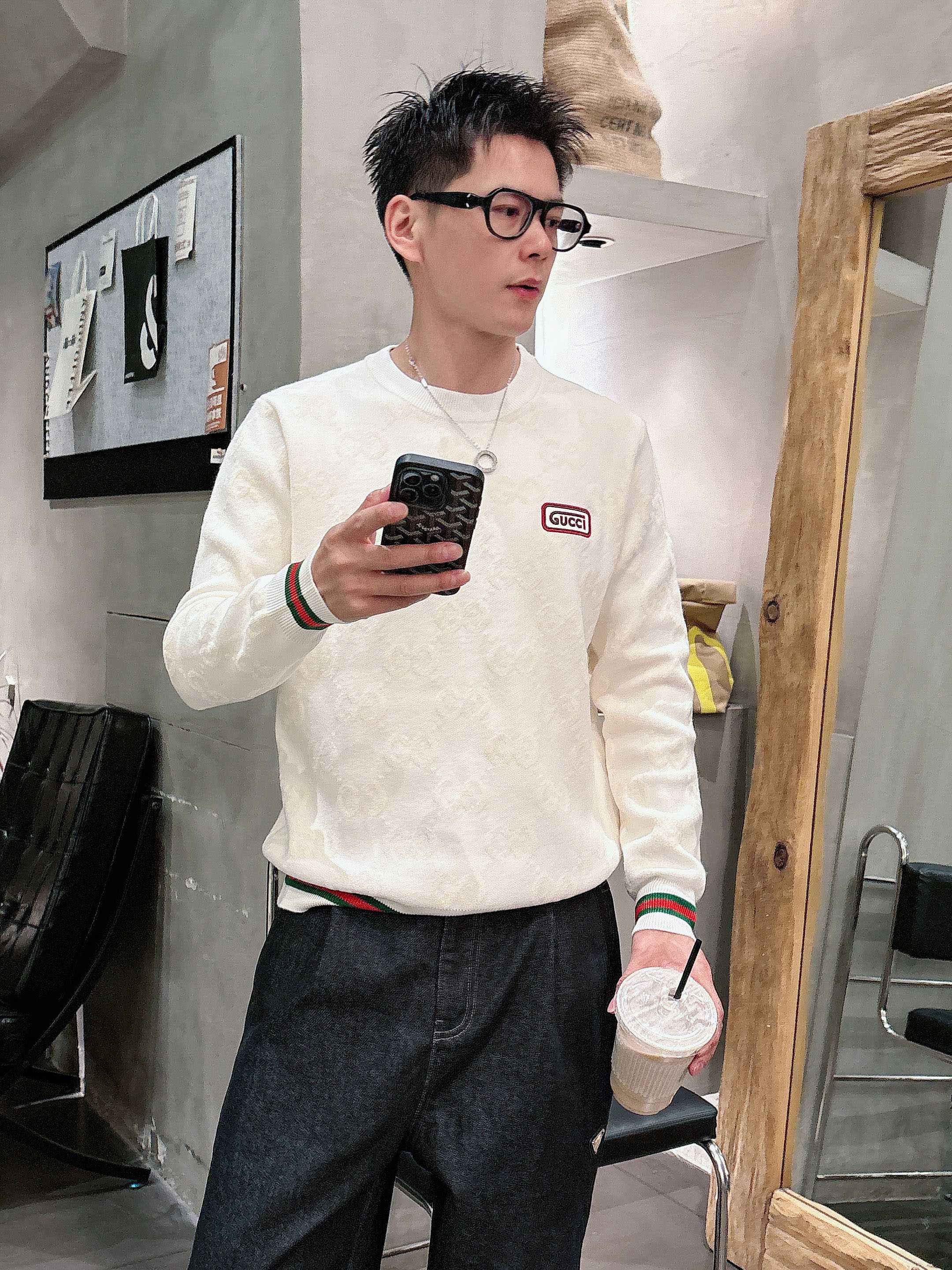 NO:563835,Gucci's latest 2025 autumn and winter crew neck sweaters from the official website are on sale at the counters simultaneously!  Specially made of wool blended fabric. It feels comfortable. It can be directly in contact with the skin. The logo badge is exquisite and extremely eye-catching!  The details highlight the fashionable charm of big brands. Exquisite workmanship. Three-dimensional cutting style. The wearing effect is invincible and handsome!  All three standards are complete!  Size M-3XL,,gucci,gucci,sweaters,alexander wang19860909古驰Gucci 2025官网秋冬季最新款圆领毛衣,专柜同步在售爆款！特供羊毛混纺面料.手感舒适.可直接接触皮肤,logo徽章精致标志,极为抢眼！细节凸显大牌时尚魅力.精致做工.立体裁剪风格.穿着效果无敌帅气！三标齐全！码数M-3XL,,gucci,gucci,sweaters,alexander wang,Men's clothing