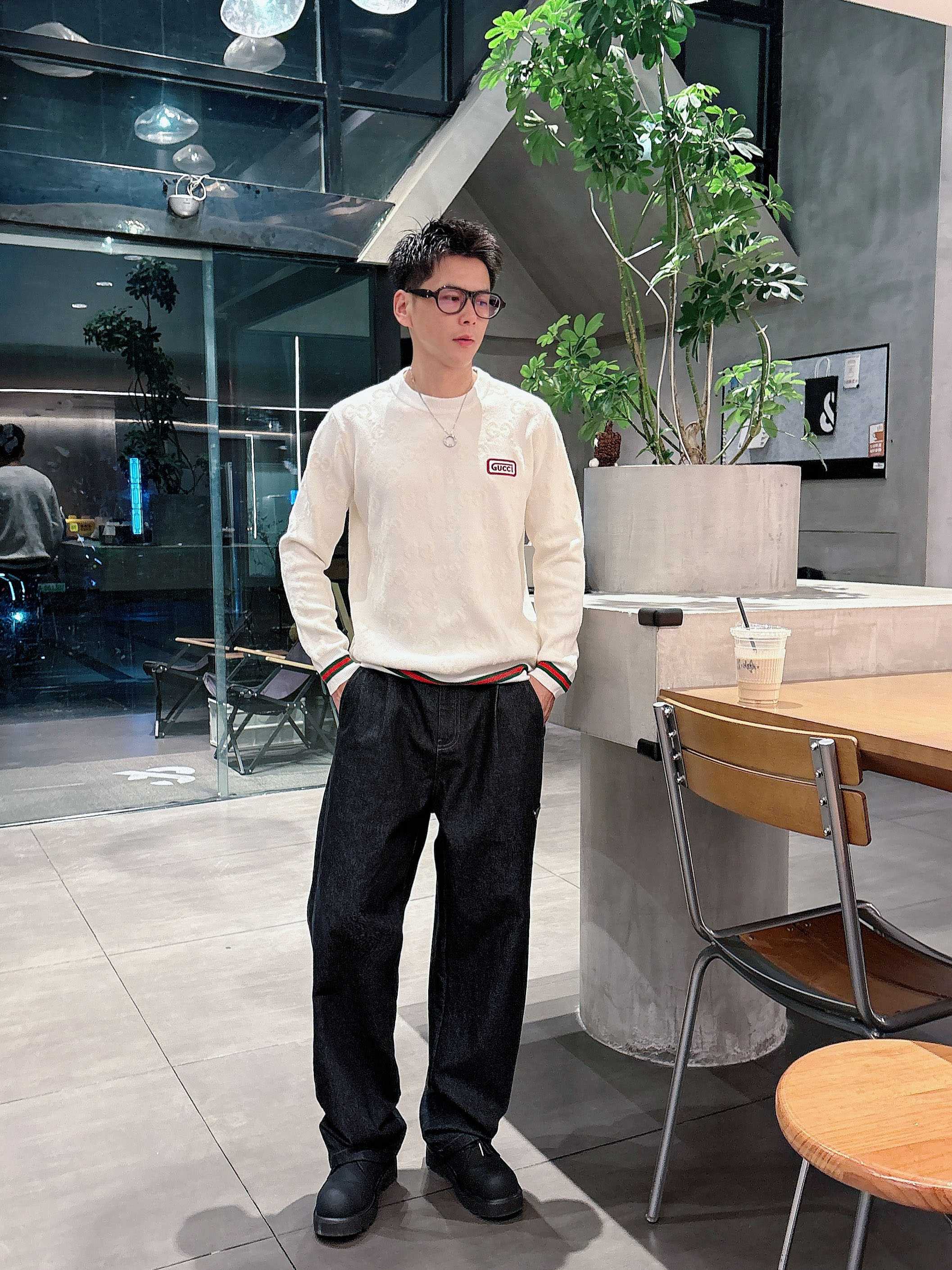古驰Gucci 2025官网秋冬季最新款圆领毛衣，专柜同步在售爆款！特供羊毛混纺面料.手感舒适.可直接接