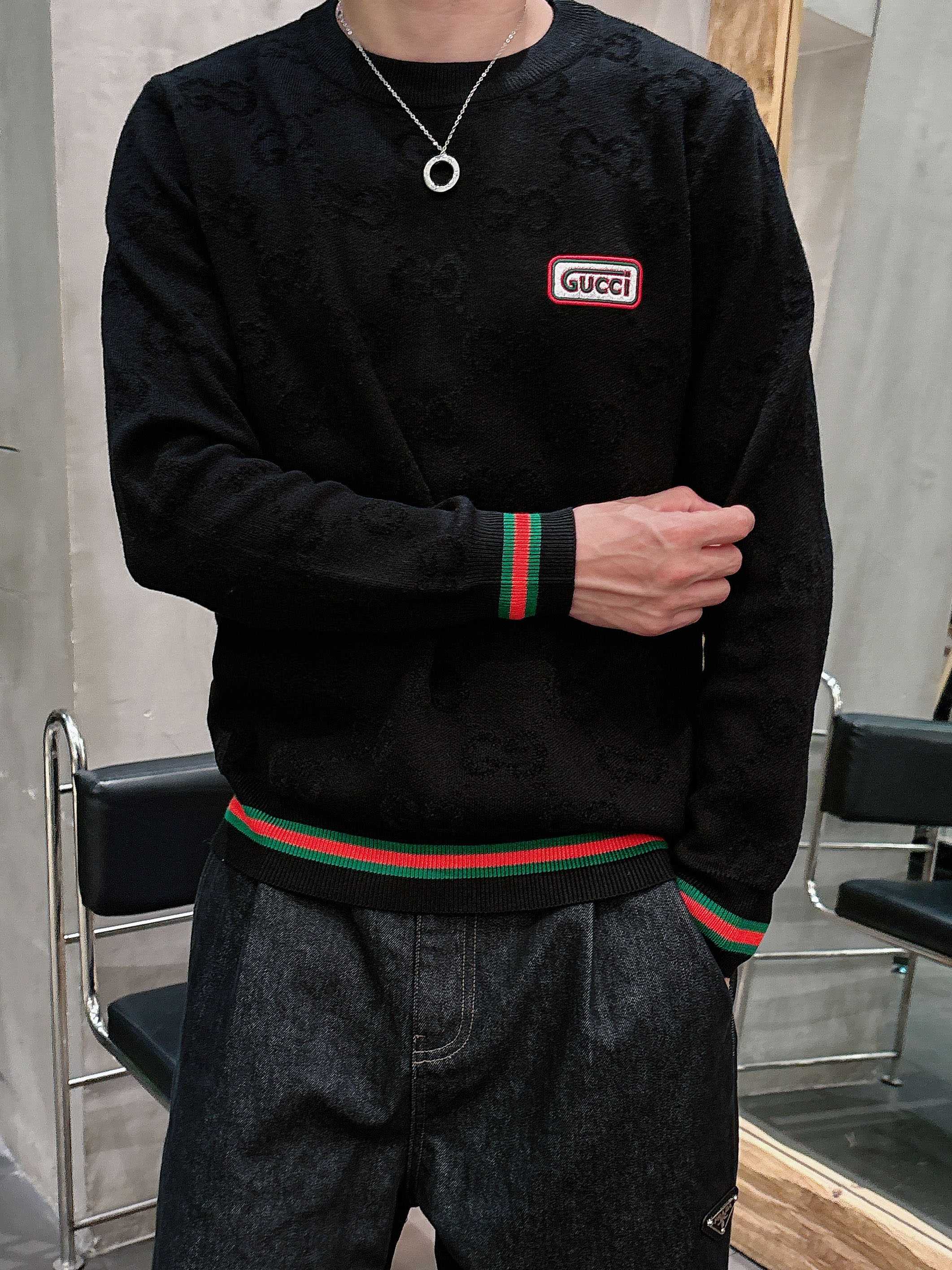 古驰Gucci 2025官网秋冬季最新款圆领毛衣，专柜同步在售爆款！特供羊毛混纺面料.手感舒适.可直接接