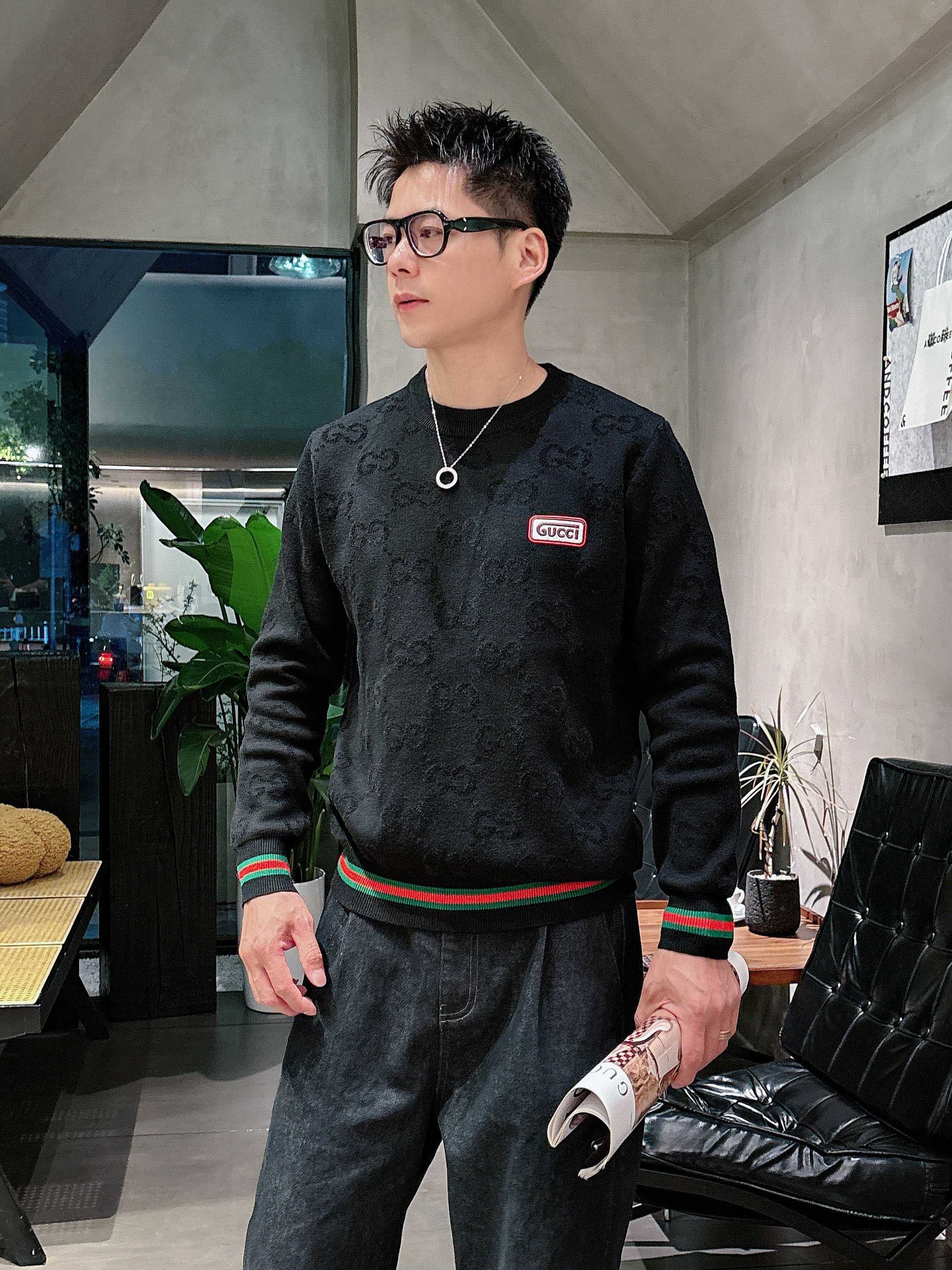 古驰Gucci 2025官网秋冬季最新款圆领毛衣，专柜同步在售爆款！特供羊毛混纺面料.手感舒适.可直接接