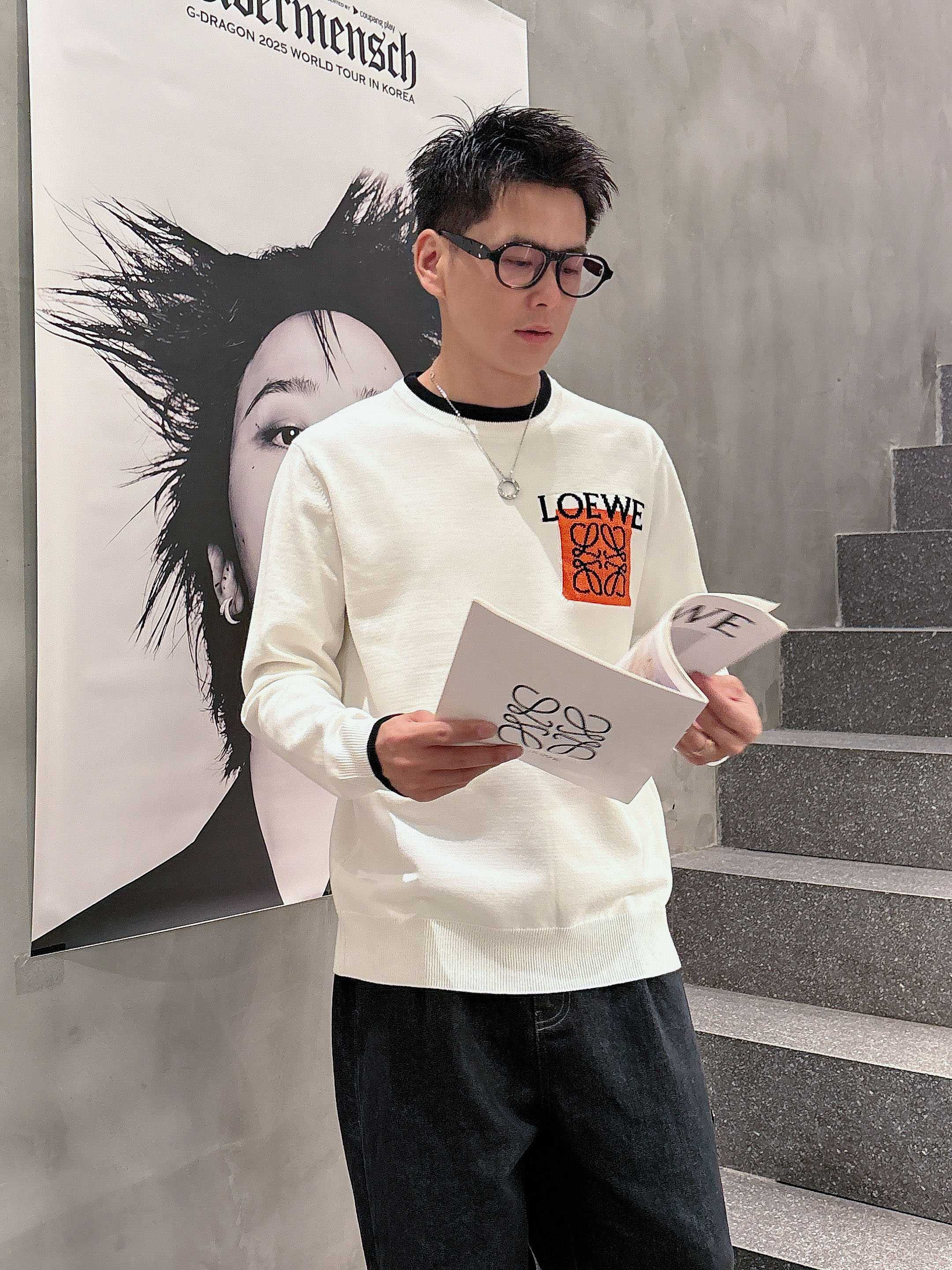 NO:563860,The latest round-neck sweaters from loewe's official website for autumn and winter 2025 are on sale at the counter simultaneously!  Specially made of wool blended fabric. It feels comfortable. It can be directly in contact with the skin. The logo badge is exquisite and extremely eye-catching!  The details highlight the fashionable charm of big brands. Exquisite workmanship. Three-dimensional cutting style. The wearing effect is invincible and handsome!  All three standards are complete!  Size M-3XL,,loewe,loewe,sweaters,alexander wang19860909罗意威loewe 2025官网秋冬季最新款圆领毛衣,专柜同步在售爆款！特供羊毛混纺面料.手感舒适.可直接接触皮肤,logo徽章精致标志,极为抢眼！细节凸显大牌时尚魅力.精致做工.立体裁剪风格.穿着效果无敌帅气！三标齐全！码数M-3XL,,loewe,loewe,sweaters,alexander wang,Men's clothing