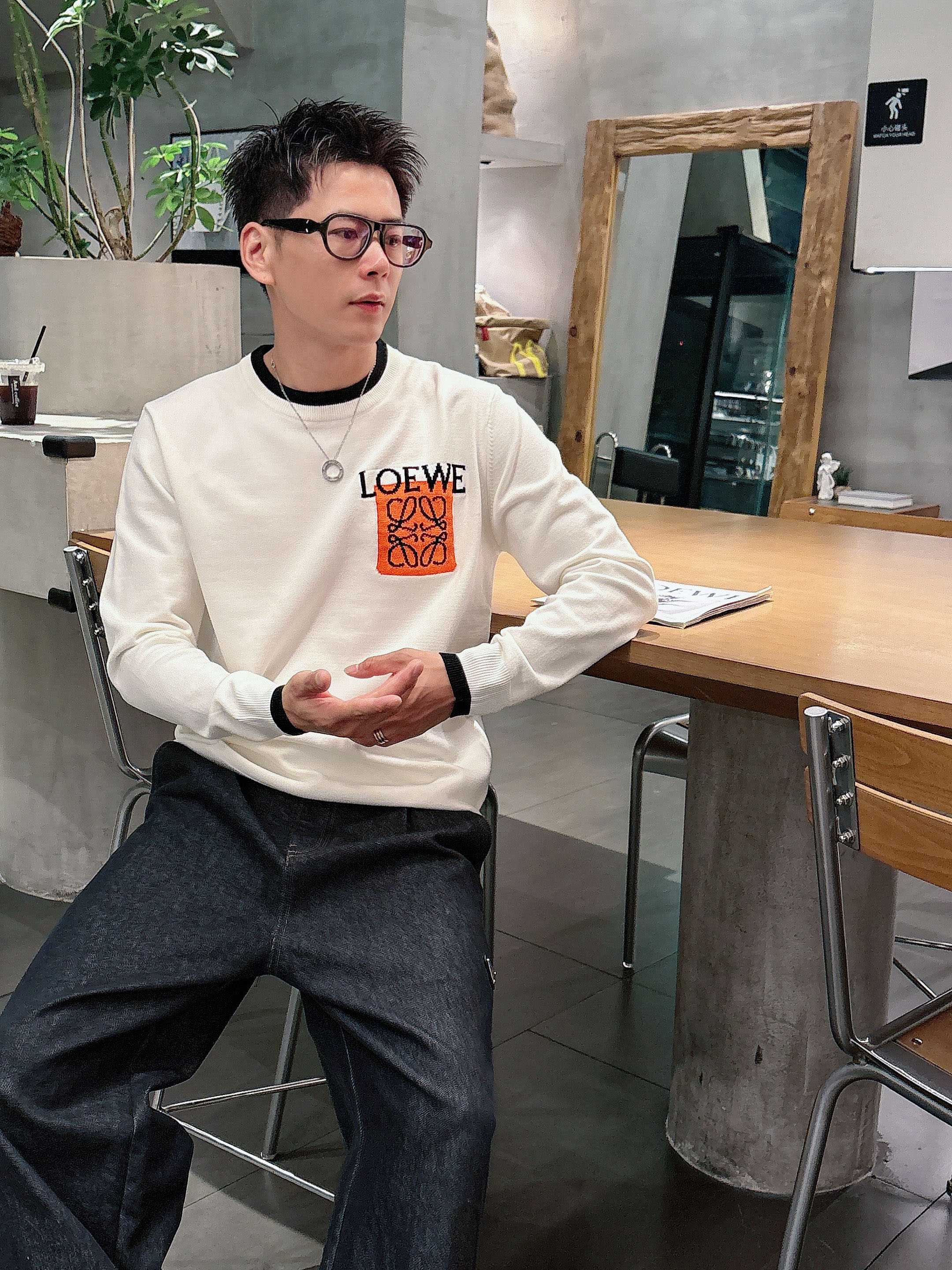 罗意威loewe 2025官网秋冬季最新款圆领毛衣，专柜同步在售爆款！特供羊毛混纺面料.手感舒适.可直接