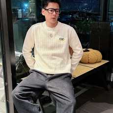芬迪Fendi 2025官网秋冬季最新款圆领毛衣,专柜同步在售爆款!特供羊毛混纺面料.手感舒适.可直接接 芬迪Fendi 2025官网秋冬季最新款圆领毛衣,专柜同步在售爆款!特供羊毛混纺面料.手感舒适.可直接接