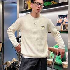 芬迪Fendi 2025官网秋冬季最新款圆领毛衣,专柜同步在售爆款!特供羊毛混纺面料.手感舒适.可直接接 芬迪Fendi 2025官网秋冬季最新款圆领毛衣,专柜同步在售爆款!特供羊毛混纺面料.手感舒适.可直接接
