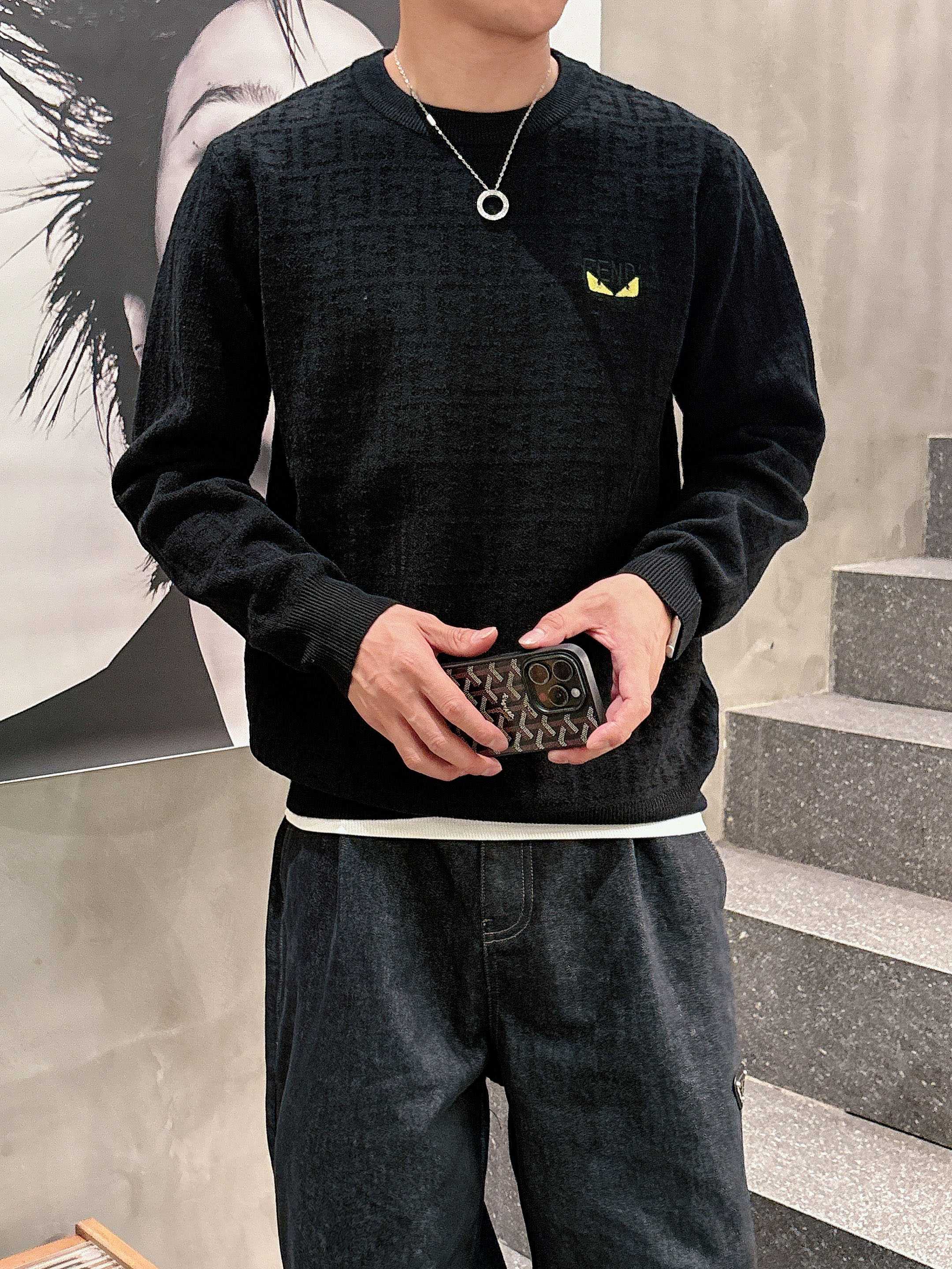 芬迪Fendi 2025官网秋冬季最新款圆领毛衣，专柜同步在售爆款！特供羊毛混纺面料.手感舒适.可直接接