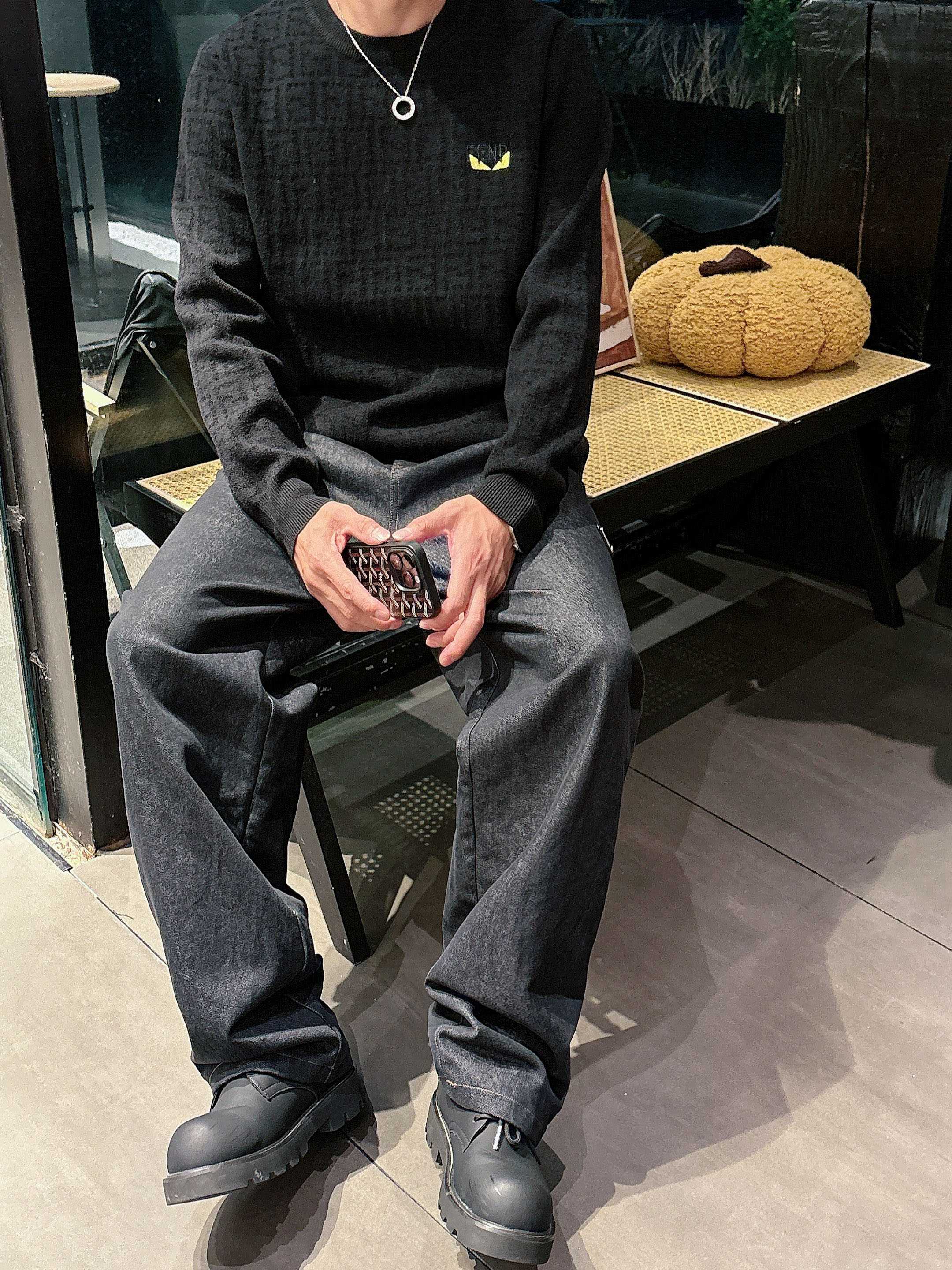 芬迪Fendi 2025官网秋冬季最新款圆领毛衣，专柜同步在售爆款！特供羊毛混纺面料.手感舒适.可直接接