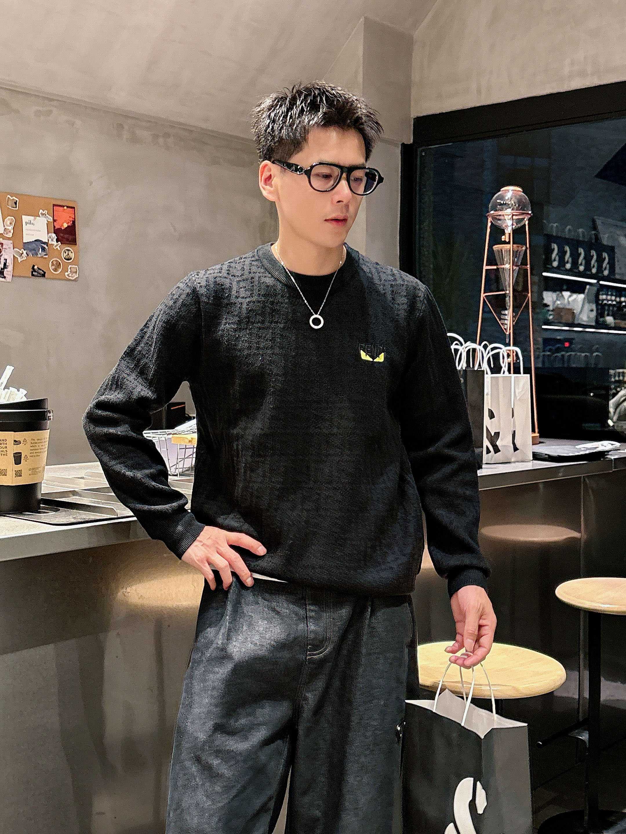 芬迪Fendi 2025官网秋冬季最新款圆领毛衣，专柜同步在售爆款！特供羊毛混纺面料.手感舒适.可直接接