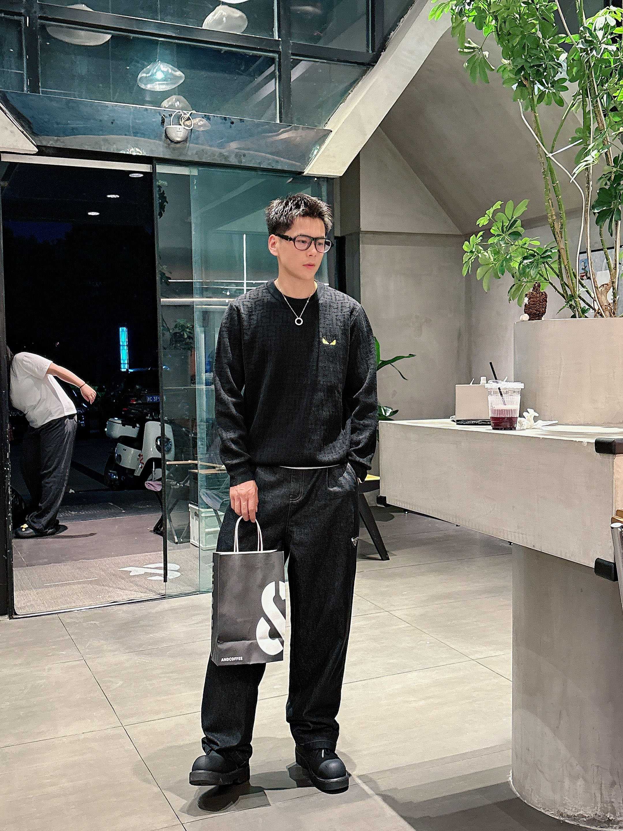 芬迪Fendi 2025官网秋冬季最新款圆领毛衣，专柜同步在售爆款！特供羊毛混纺面料.手感舒适.可直接接
