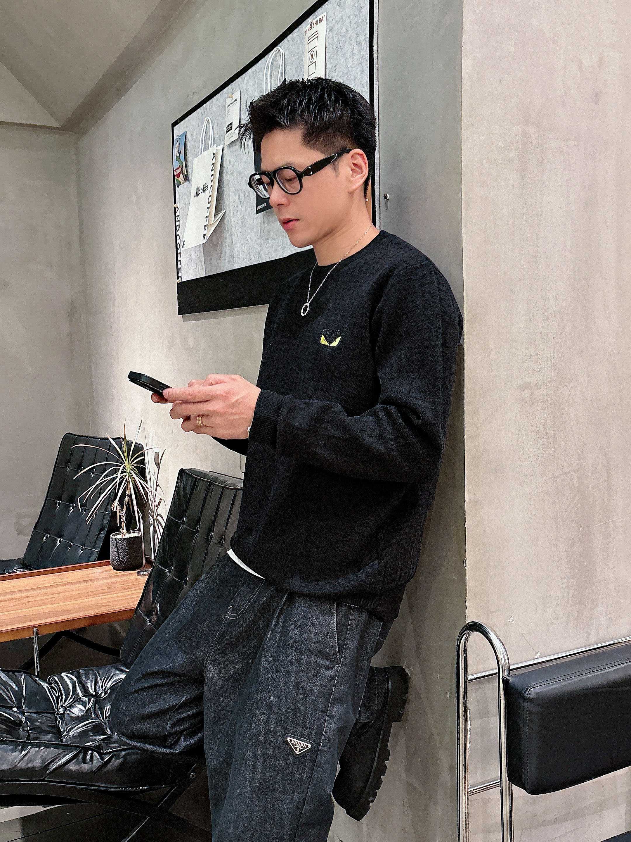 芬迪Fendi 2025官网秋冬季最新款圆领毛衣，专柜同步在售爆款！特供羊毛混纺面料.手感舒适.可直接接