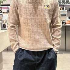 芬迪Fendi 2025官网秋冬季最新款圆领毛衣,专柜同步在售爆款!特供羊毛混纺面料.手感舒适.可直接接 芬迪Fendi 2025官网秋冬季最新款圆领毛衣,专柜同步在售爆款!特供羊毛混纺面料.手感舒适.可直接接