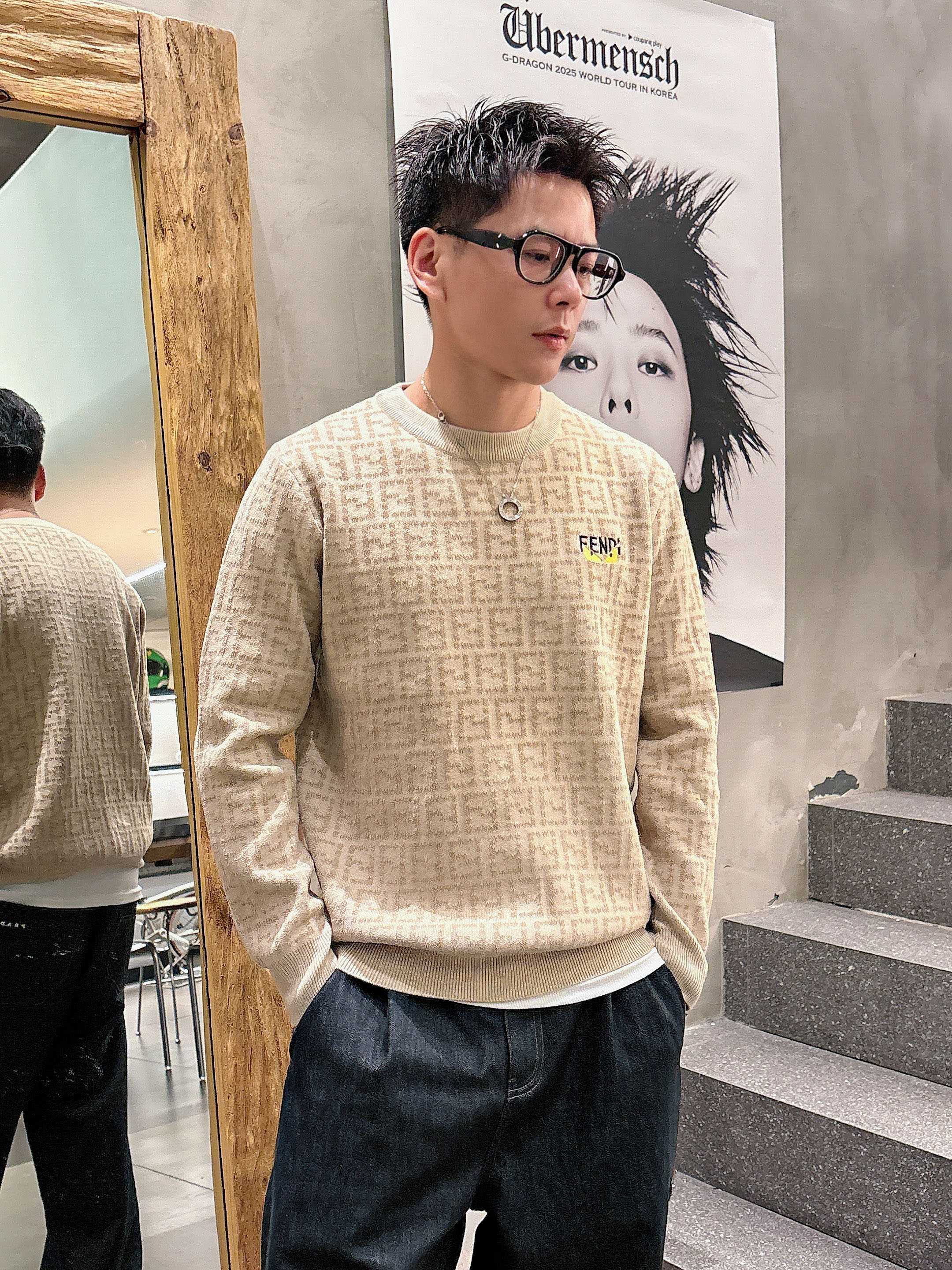 芬迪Fendi 2025官网秋冬季最新款圆领毛衣，专柜同步在售爆款！特供羊毛混纺面料.手感舒适.可直接接