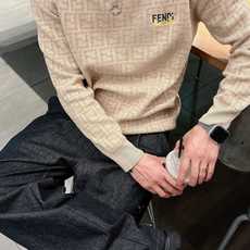 芬迪Fendi 2025官网秋冬季最新款圆领毛衣,专柜同步在售爆款!特供羊毛混纺面料.手感舒适.可直接接 芬迪Fendi 2025官网秋冬季最新款圆领毛衣,专柜同步在售爆款!特供羊毛混纺面料.手感舒适.可直接接