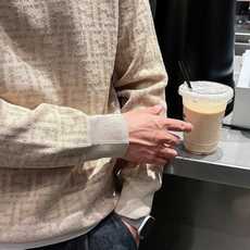 芬迪Fendi 2025官网秋冬季最新款圆领毛衣,专柜同步在售爆款!特供羊毛混纺面料.手感舒适.可直接接 芬迪Fendi 2025官网秋冬季最新款圆领毛衣,专柜同步在售爆款!特供羊毛混纺面料.手感舒适.可直接接