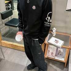 蒙口Moncler 2025官网秋冬季最新款圆领毛衣,专柜同步在售爆款!特供羊毛混纺面料.手感舒适.可直 蒙口Moncler 2025官网秋冬季最新款圆领毛衣,专柜同步在售爆款!特供羊毛混纺面料.手感舒适.可直
