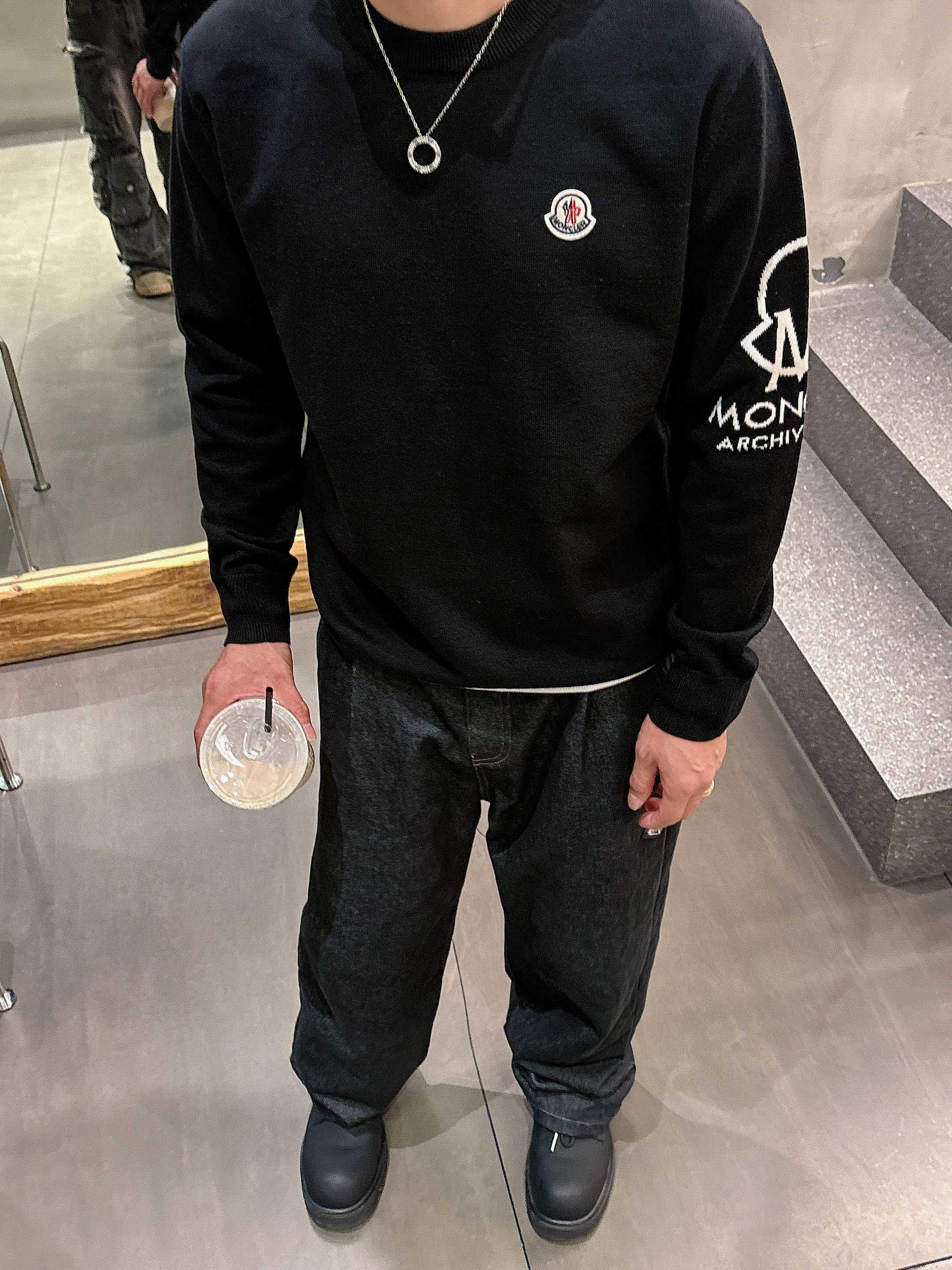 蒙口Moncler 2025官网秋冬季最新款圆领毛衣，专柜同步在售爆款！特供羊毛混纺面料.手感舒适.可直