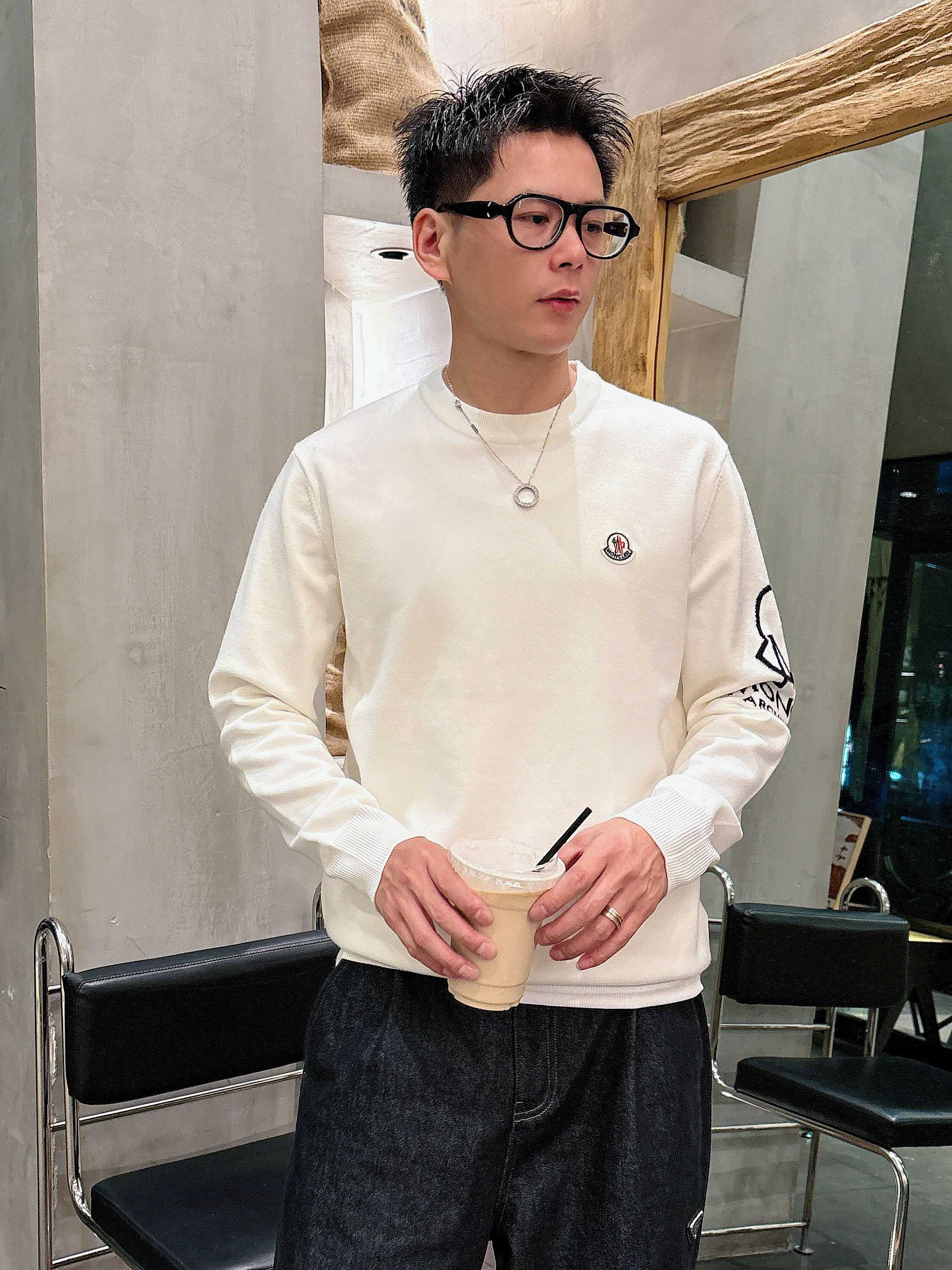 NO:563848,The latest round neck sweaters from Moncler's official website for autumn and winter 2025 are on sale at the counter simultaneously!  Specially made of wool blended fabric. It feels comfortable. It can be directly in contact with the skin. The logo badge is exquisite and extremely eye-catching!  The details highlight the fashionable charm of big brands. Exquisite workmanship. Three-dimensional cutting style. The wearing effect is invincible and handsome!  All three standards are complete!  Size M-3XL,,Moncler,sweaters,alexander wang19860909蒙口Moncler 2025官网秋冬季最新款圆领毛衣,专柜同步在售爆款！特供羊毛混纺面料.手感舒适.可直接接触皮肤,logo徽章精致标志,极为抢眼！细节凸显大牌时尚魅力.精致做工.立体裁剪风格.穿着效果无敌帅气！三标齐全！码数M-3XL,,Moncler,sweaters,alexander wang,Men's clothing