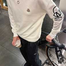 蒙口Moncler 2025官网秋冬季最新款圆领毛衣,专柜同步在售爆款!特供羊毛混纺面料.手感舒适.可直 蒙口Moncler 2025官网秋冬季最新款圆领毛衣,专柜同步在售爆款!特供羊毛混纺面料.手感舒适.可直