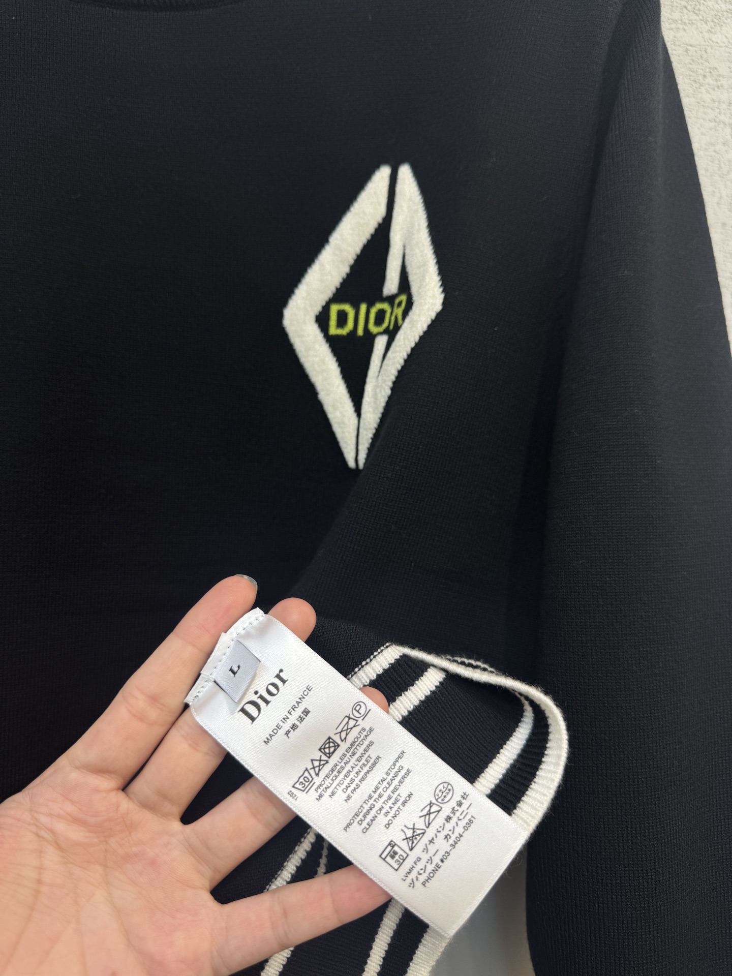 p165 迪奥Dior 2025官网秋冬季最新款圆领毛衣，专柜同步在售爆款！特供羊毛混纺面料.手感舒适.可直接接触皮肤，logo徽章精致标志，极为抢眼！细节凸显大牌时尚魅力.精致做工.立体裁剪风格.穿着效果无敌帅气！三标齐全！码数：M-3XL