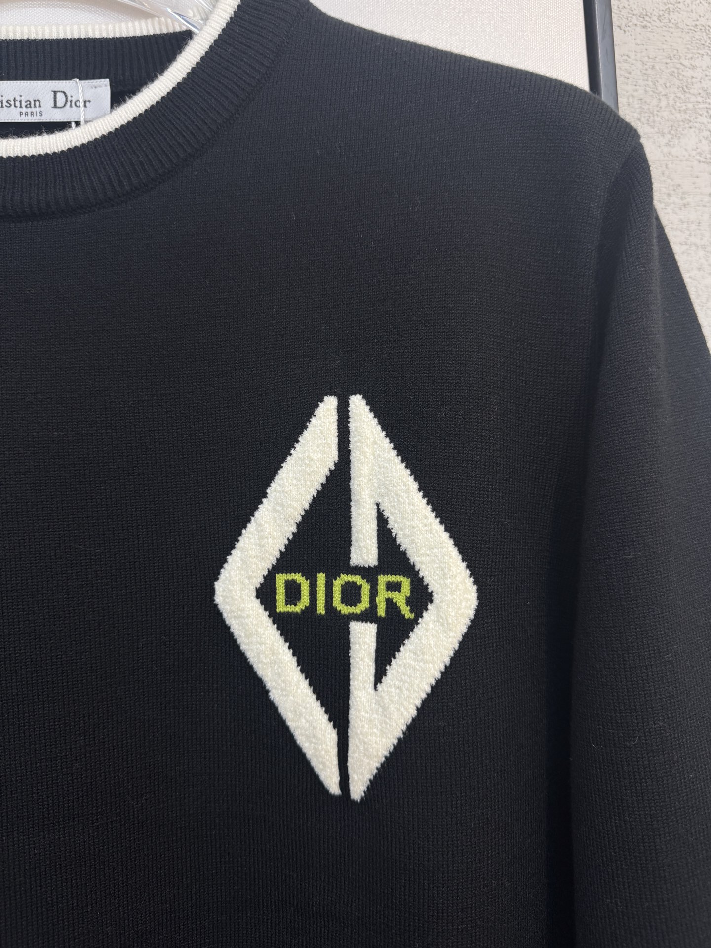 p165 迪奥Dior 2025官网秋冬季最新款圆领毛衣，专柜同步在售爆款！特供羊毛混纺面料.手感舒适.可直接接触皮肤，logo徽章精致标志，极为抢眼！细节凸显大牌时尚魅力.精致做工.立体裁剪风格.穿着效果无敌帅气！三标齐全！码数：M-3XL