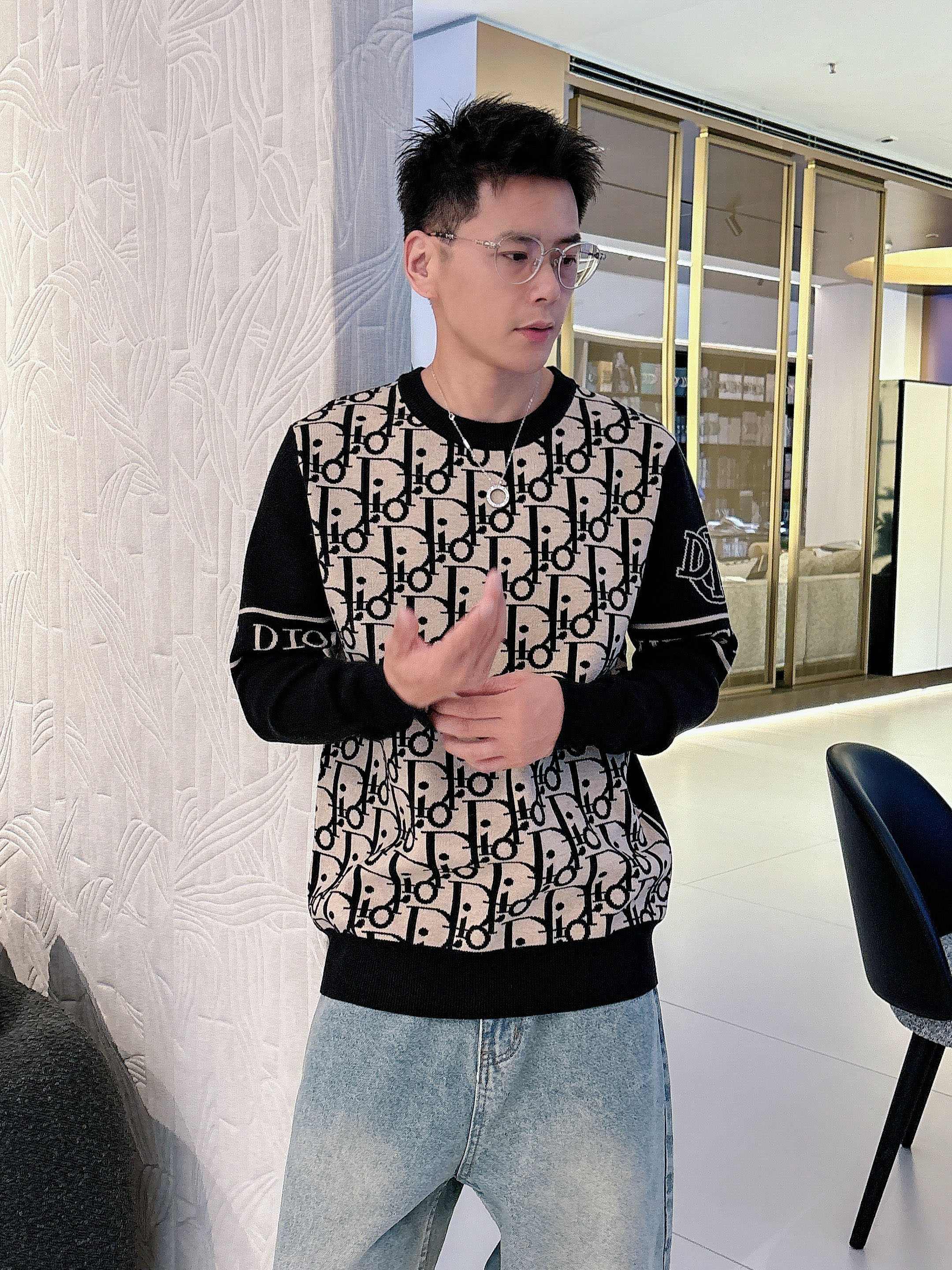 NO:563831,Dior’s latest 2025 autumn and winter round neck sweaters from the official website are on sale at the counters simultaneously!  Specially made of wool blended fabric. It feels comfortable. It can be directly in contact with the skin. The logo badge is exquisite and extremely eye-catching!  The details highlight the fashionable charm of big brands. Exquisite workmanship. Three-dimensional cutting style. The wearing effect is invincible and handsome!  All three standards are complete!  Size M-3XL,,dior,dior,sweaters,alexander wang19860909迪奥Dior 2025官网秋冬季最新款圆领毛衣,专柜同步在售爆款！特供羊毛混纺面料.手感舒适.可直接接触皮肤,logo徽章精致标志,极为抢眼！细节凸显大牌时尚魅力.精致做工.立体裁剪风格.穿着效果无敌帅气！三标齐全！码数M-3XL,,dior,dior,sweaters,alexander wang,Men's clothing