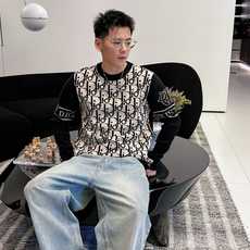 迪奥Dior 2025官网秋冬季最新款圆领毛衣,专柜同步在售爆款!特供羊毛混纺面料.手感舒适.可直接接触 迪奥Dior 2025官网秋冬季最新款圆领毛衣,专柜同步在售爆款!特供羊毛混纺面料.手感舒适.可直接接触