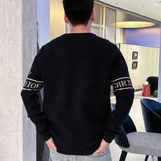 迪奥Dior 2025官网秋冬季最新款圆领毛衣,专柜同步在售爆款!特供羊毛混纺面料.手感舒适.可直接接触 迪奥Dior 2025官网秋冬季最新款圆领毛衣,专柜同步在售爆款!特供羊毛混纺面料.手感舒适.可直接接触
