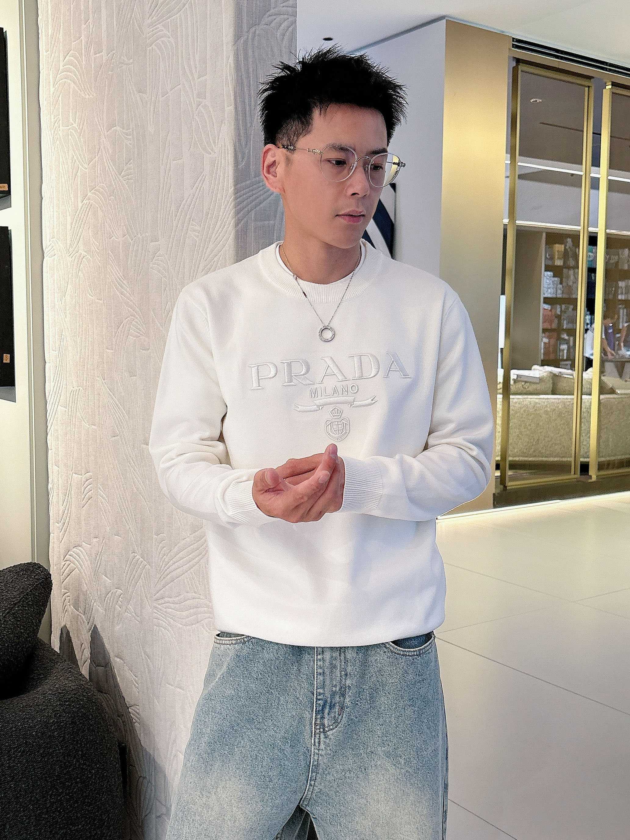普拉达Prada 2025官网秋冬季最新款圆领毛衣，专柜同步在售爆款！特供羊毛混纺面料.手感舒适.可直接