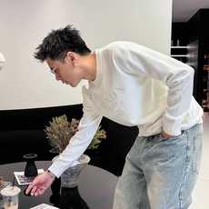普拉达Prada 2025官网秋冬季最新款圆领毛衣,专柜同步在售爆款!特供羊毛混纺面料.手感舒适.可直接 普拉达Prada 2025官网秋冬季最新款圆领毛衣,专柜同步在售爆款!特供羊毛混纺面料.手感舒适.可直接