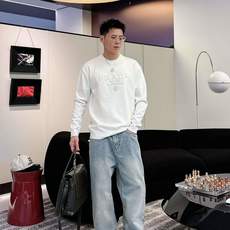 普拉达Prada 2025官网秋冬季最新款圆领毛衣,专柜同步在售爆款!特供羊毛混纺面料.手感舒适.可直接 普拉达Prada 2025官网秋冬季最新款圆领毛衣,专柜同步在售爆款!特供羊毛混纺面料.手感舒适.可直接