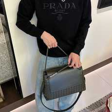 普拉达Prada 2025官网秋冬季最新款圆领毛衣,专柜同步在售爆款!特供羊毛混纺面料.手感舒适.可直接 普拉达Prada 2025官网秋冬季最新款圆领毛衣,专柜同步在售爆款!特供羊毛混纺面料.手感舒适.可直接
