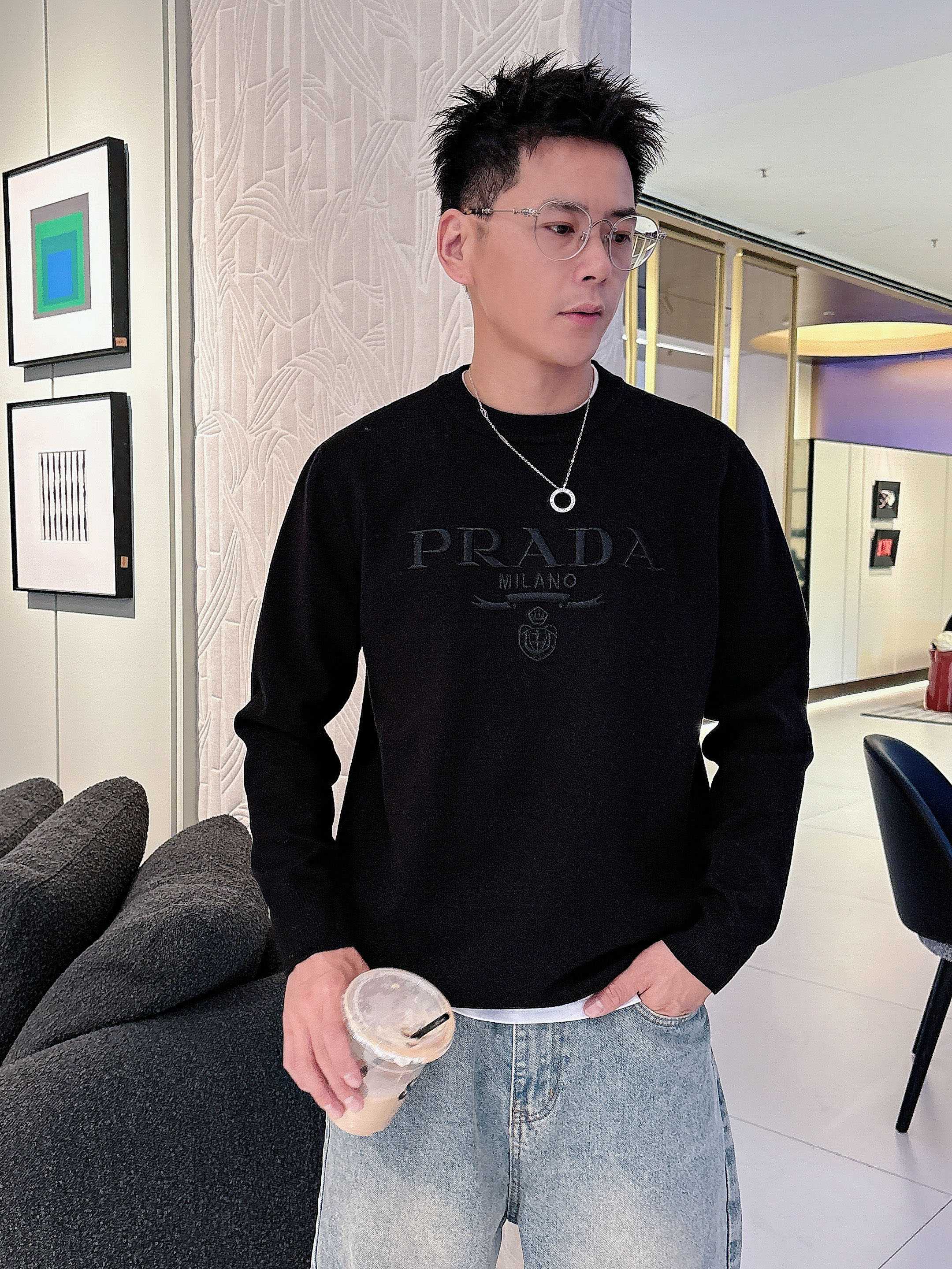 NO:563837,Prada 2025 official website has the latest crew neck sweaters for autumn and winter, and the hottest models are on sale at the same time at the counters!  Specially made of wool blended fabric. It feels comfortable. It can be directly in contact with the skin. The logo badge is exquisite and extremely eye-catching!  The details highlight the fashionable charm of big brands. Exquisite workmanship. Three-dimensional cutting style. The wearing effect is invincible and handsome!  All three standards are complete!  Size M-3XL,,prada,prada,sweaters,alexander wang19860909普拉达Prada 2025官网秋冬季最新款圆领毛衣,专柜同步在售爆款！特供羊毛混纺面料.手感舒适.可直接接触皮肤,logo徽章精致标志,极为抢眼！细节凸显大牌时尚魅力.精致做工.立体裁剪风格.穿着效果无敌帅气！三标齐全！码数M-3XL,,prada,prada,sweaters,alexander wang,Men's clothing