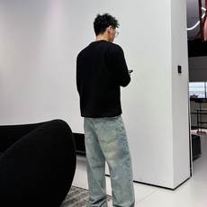 普拉达Prada 2025官网秋冬季最新款圆领毛衣,专柜同步在售爆款!特供羊毛混纺面料.手感舒适.可直接 普拉达Prada 2025官网秋冬季最新款圆领毛衣,专柜同步在售爆款!特供羊毛混纺面料.手感舒适.可直接