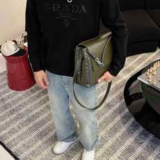 普拉达Prada 2025官网秋冬季最新款圆领毛衣,专柜同步在售爆款!特供羊毛混纺面料.手感舒适.可直接 普拉达Prada 2025官网秋冬季最新款圆领毛衣,专柜同步在售爆款!特供羊毛混纺面料.手感舒适.可直接