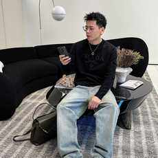 普拉达Prada 2025官网秋冬季最新款圆领毛衣,专柜同步在售爆款!特供羊毛混纺面料.手感舒适.可直接 普拉达Prada 2025官网秋冬季最新款圆领毛衣,专柜同步在售爆款!特供羊毛混纺面料.手感舒适.可直接