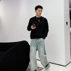 普拉达Prada 2025官网秋冬季最新款圆领毛衣,专柜同步在售爆款!特供羊毛混纺面料.手感舒适.可直接 普拉达Prada 2025官网秋冬季最新款圆领毛衣,专柜同步在售爆款!特供羊毛混纺面料.手感舒适.可直接