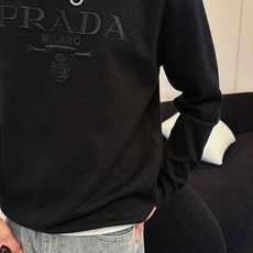 普拉达Prada 2025官网秋冬季最新款圆领毛衣,专柜同步在售爆款!特供羊毛混纺面料.手感舒适.可直接 普拉达Prada 2025官网秋冬季最新款圆领毛衣,专柜同步在售爆款!特供羊毛混纺面料.手感舒适.可直接